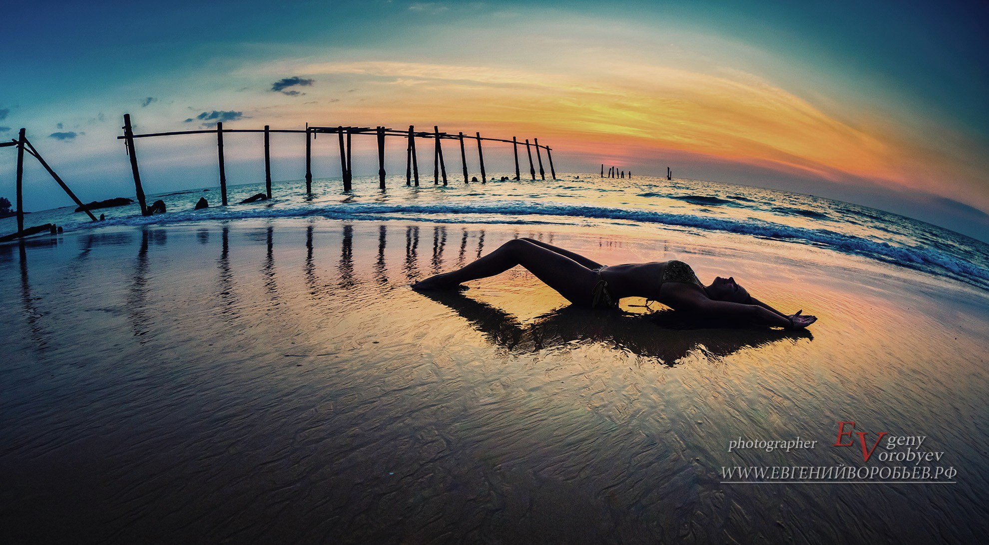 Фотосессия Пхукет фотограф красивая девушка в купальнике на пляже Патонг Ката Карон Найхарн Майкао идея место поза пример фото море заказать фотосъёмку Phuket Patong Naiharn цена стоимость описание фотосессии закат силуэт 