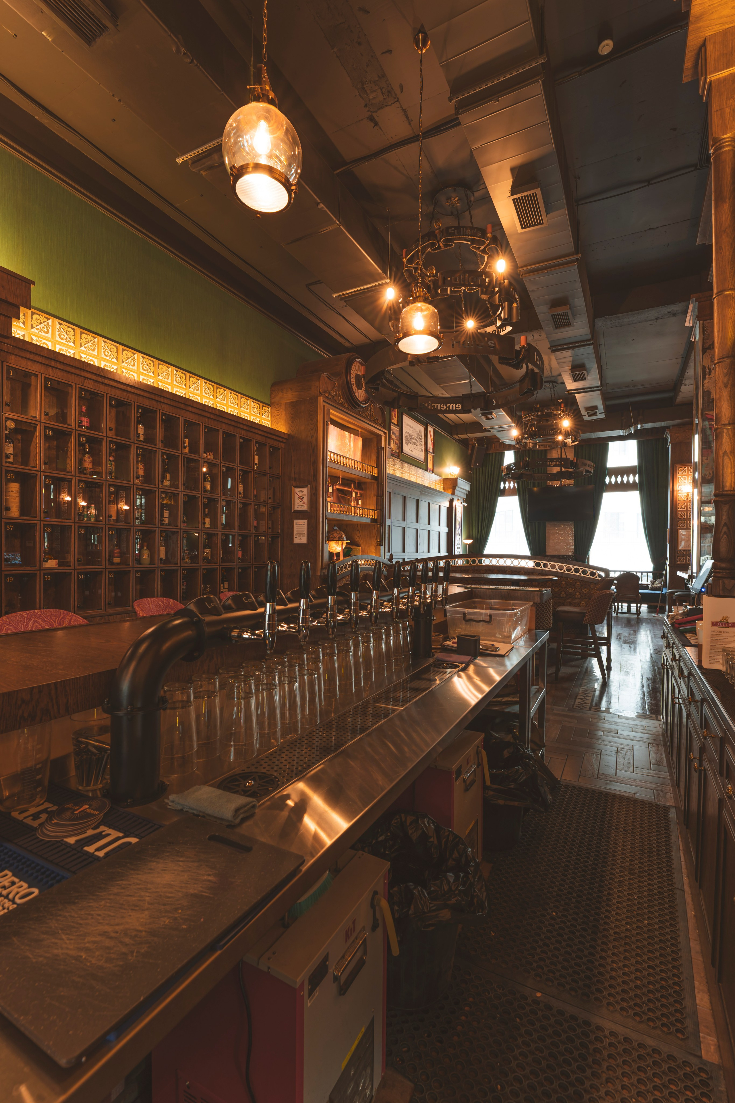 Алматы, Fuller's Central Avenue — самый большой паб сети, ЖК Central Avenue, январь 2026. Интерьерный фотограф Алматы