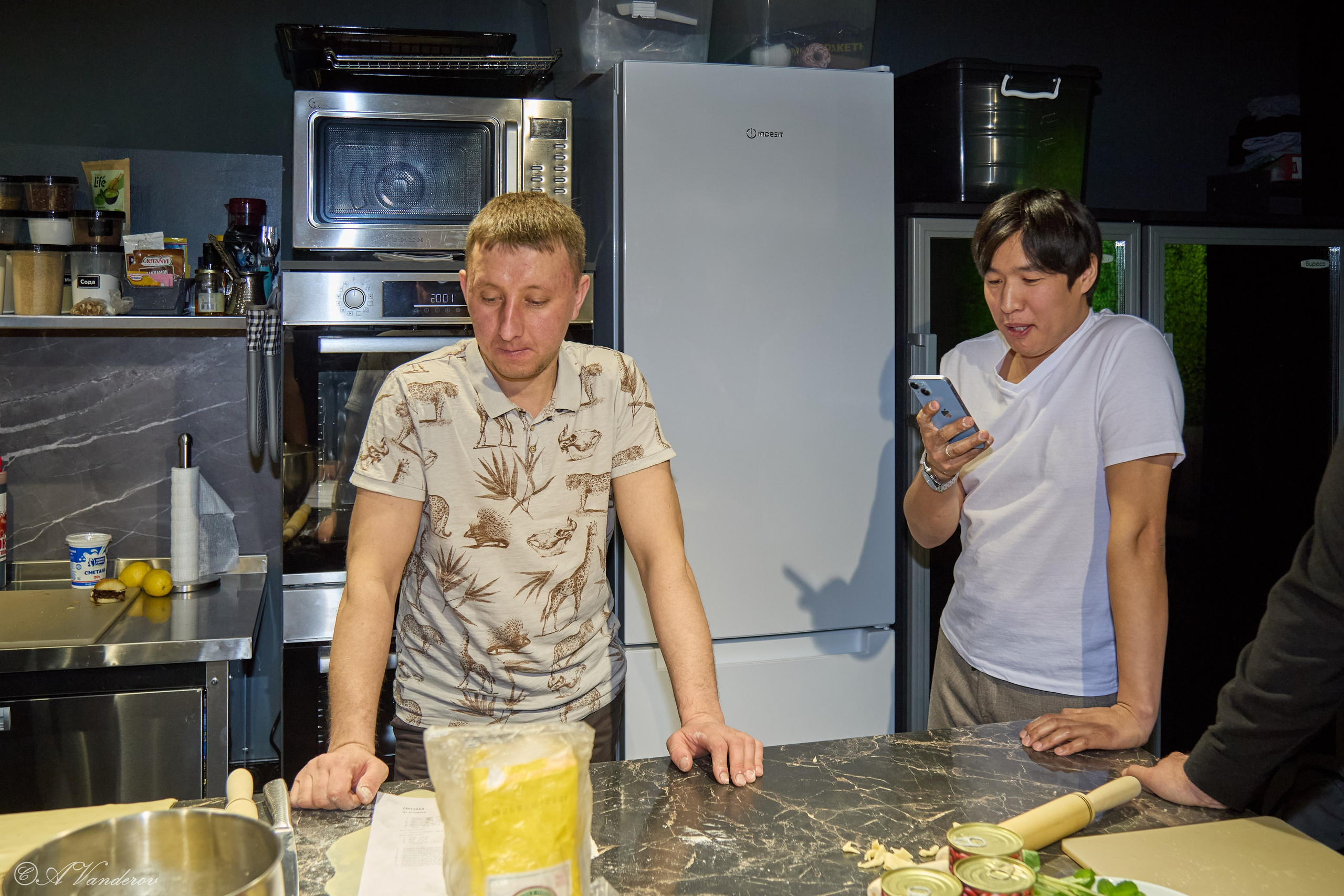 Мужские разговоры на кухне. Фотограф Омск | Александр Вандеров