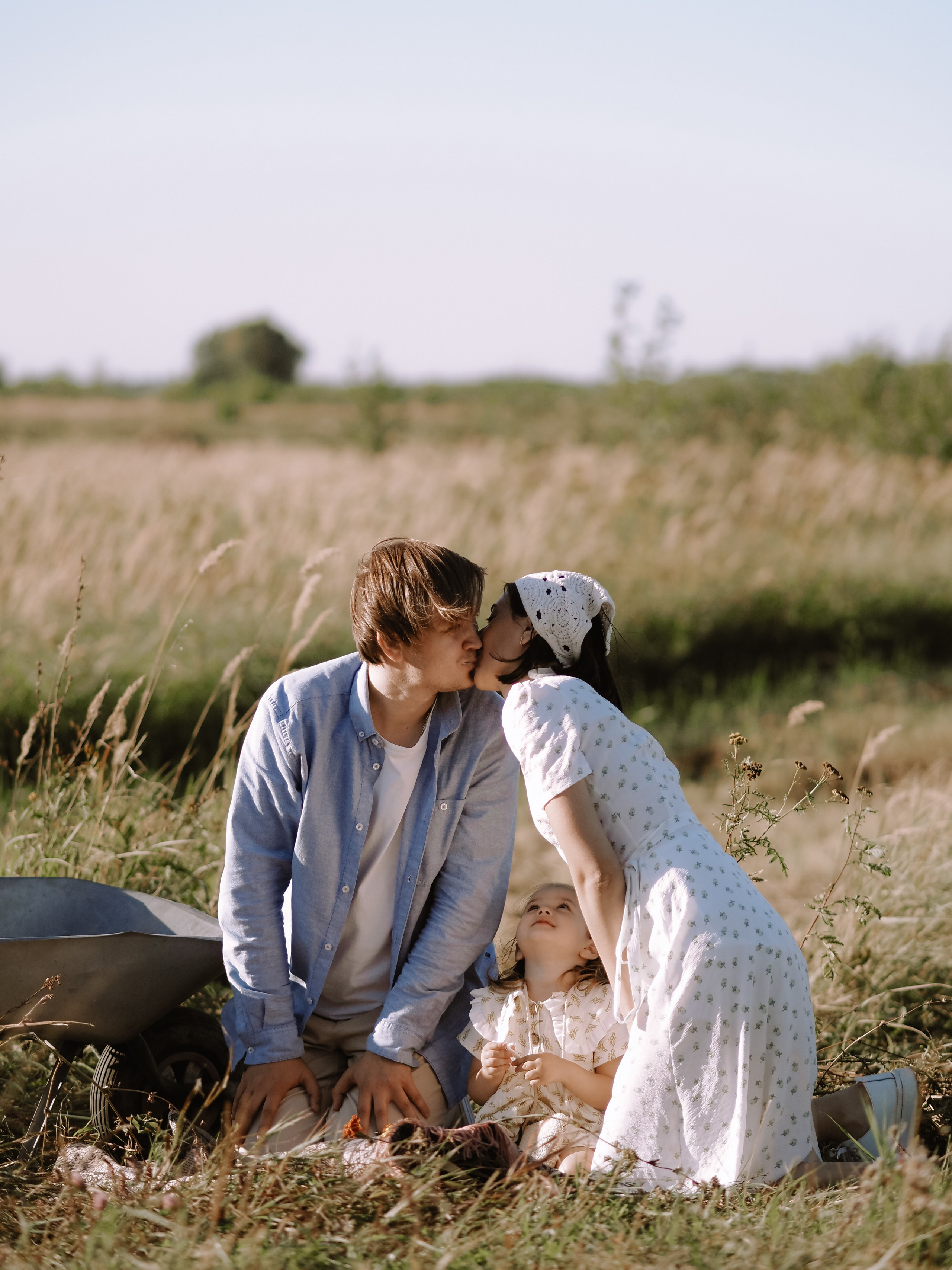 Гоняться по полю на тачке с мамой и папой. Обижаться. Смеяться. Фотограф Рязань. Семейный Свадебный фотограф