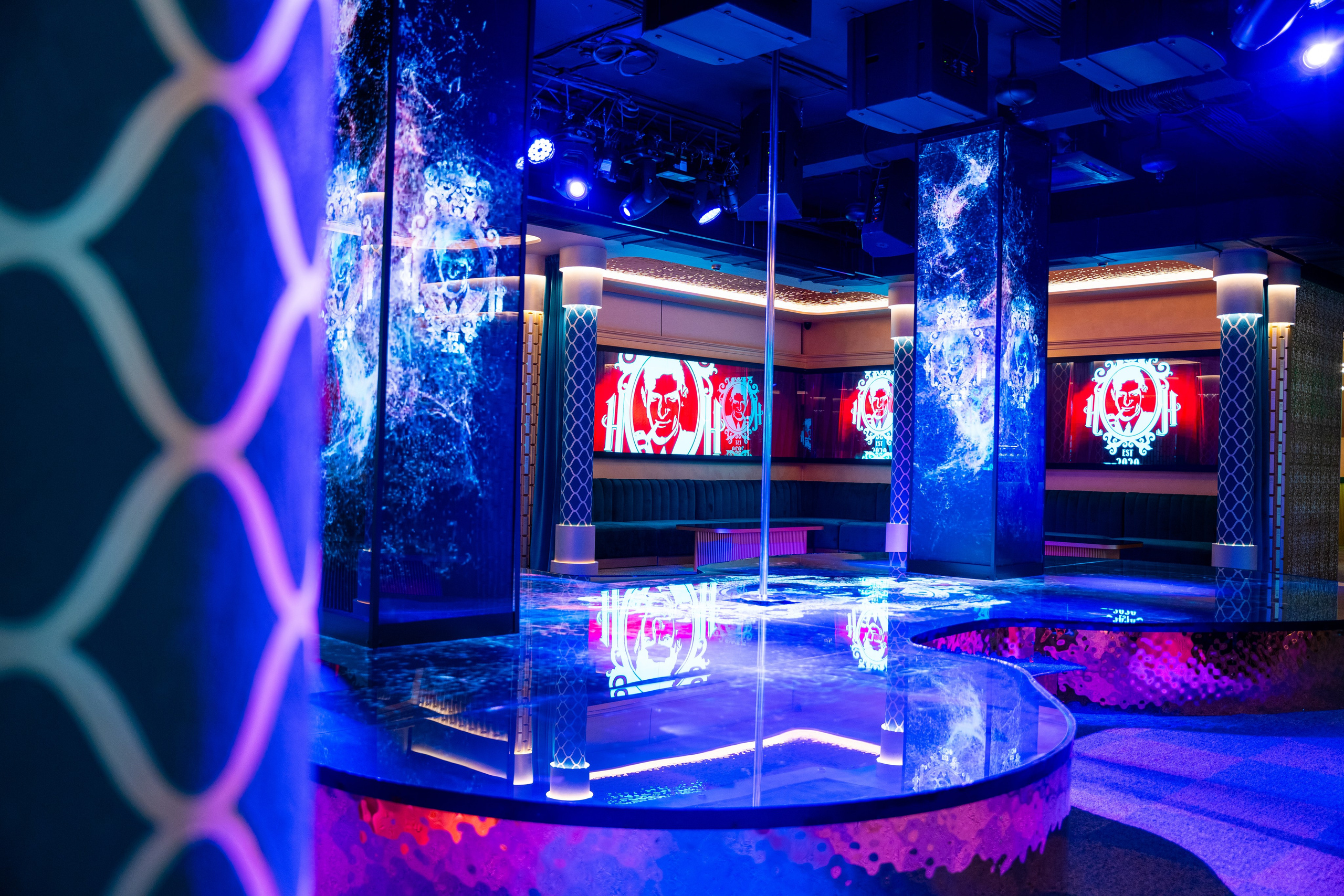 Фотосъемка интерьера стриптиз-клуба Hefner — элитный клуб Краснодара. Интерьерная фотосъемка клуба Hefner в Краснодаре — профессионально. Шедевры для Вас! Фотограф и Видеограф в Краснодаре Пахиев Руслан