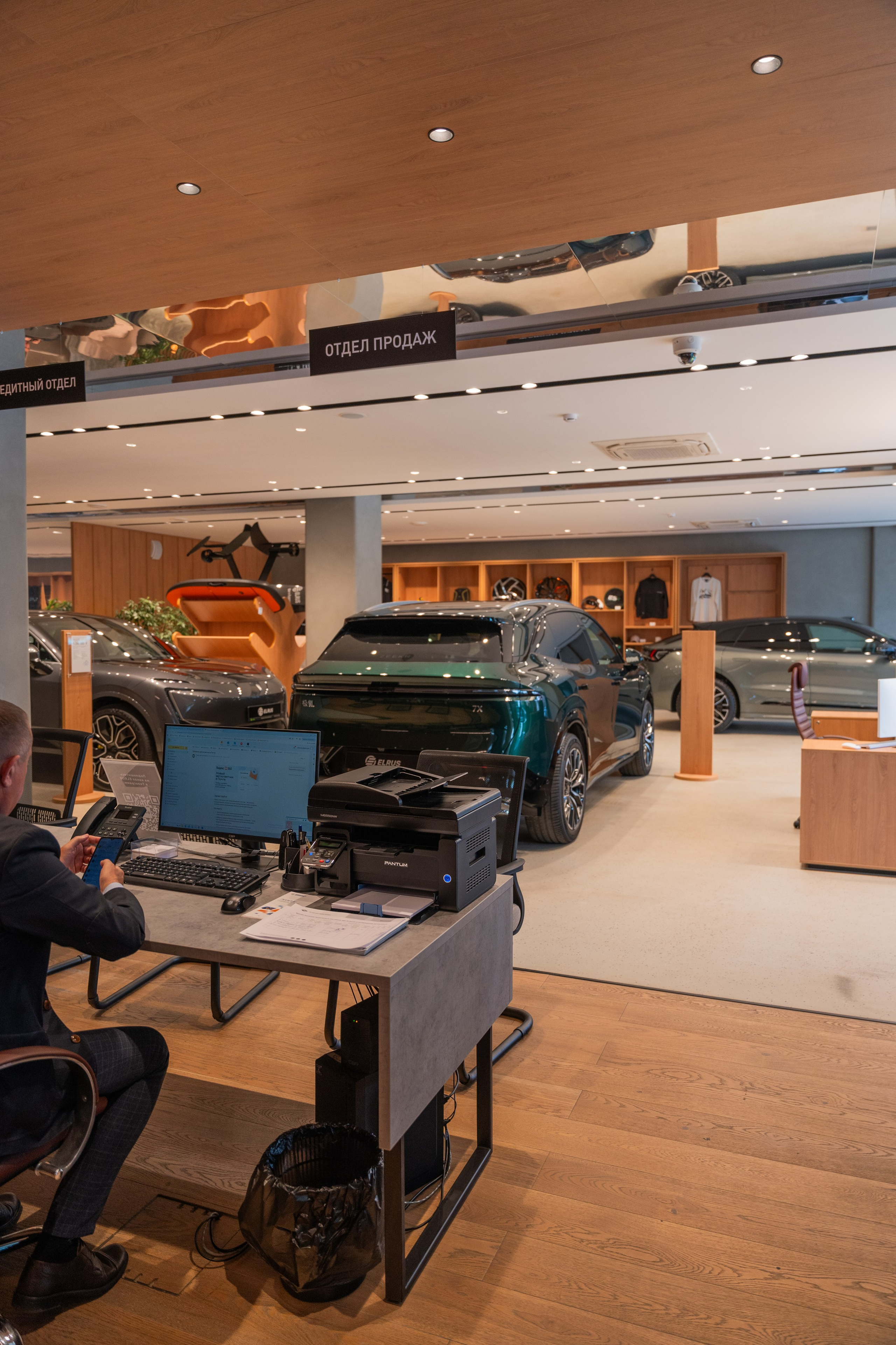 Интерьерная фотосъемка автосалона Elrus в Краснодаре. Zeekr, LiXiang Профессиональная фотосъемка интерьера премиум-автосалона в Краснодаре. Шедевры для Вас! Фотограф и Видеограф в Краснодаре Пахиев Руслан