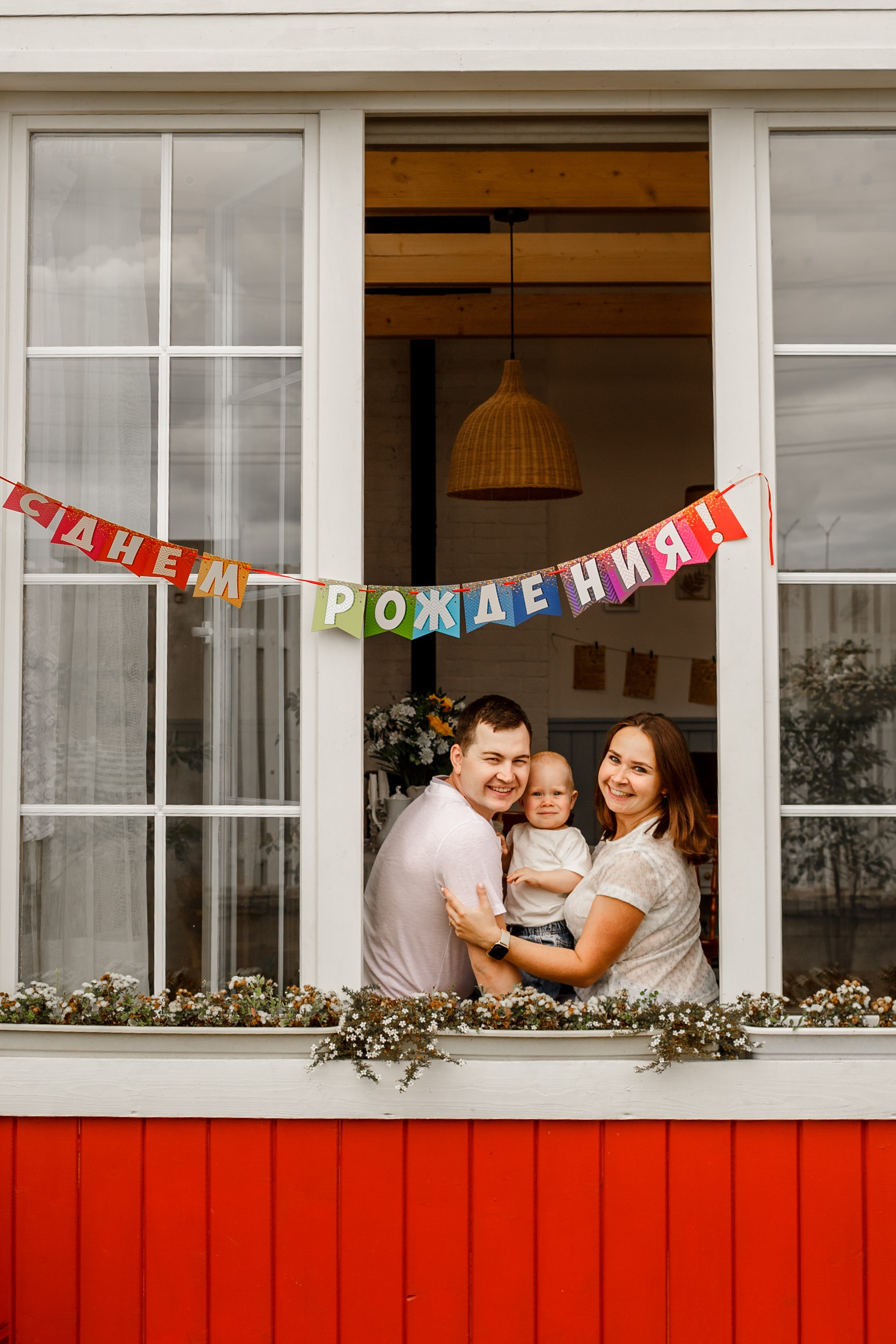 Нежные моменты семьи в первый день рождения  