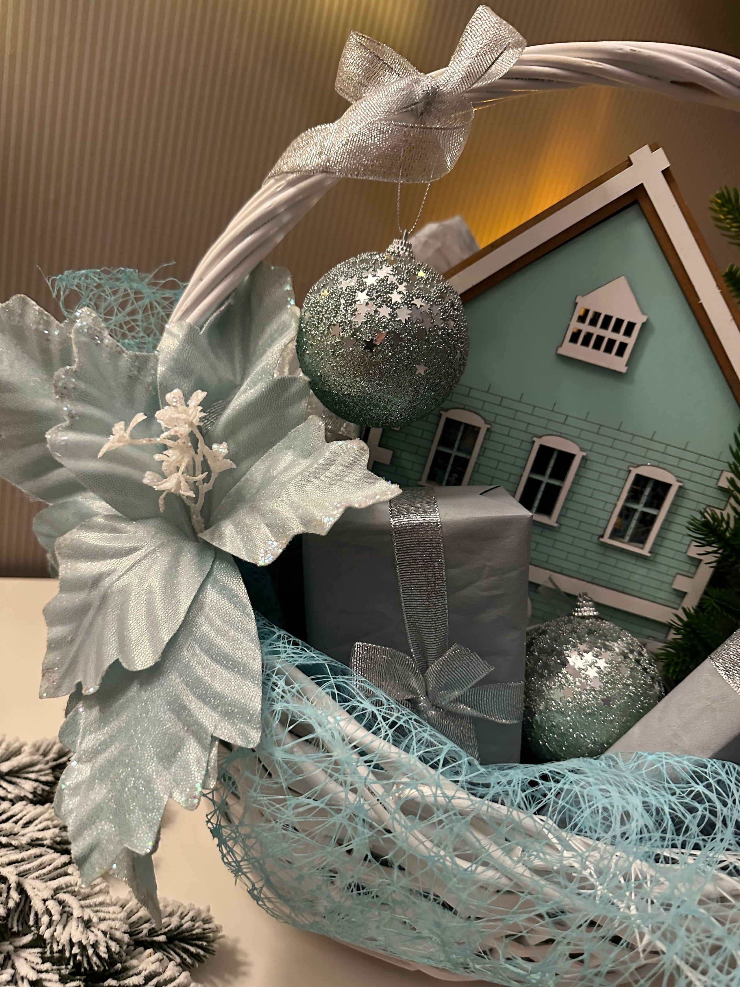 Новогодняя корзина. Студия подарочных наборов «Владия»