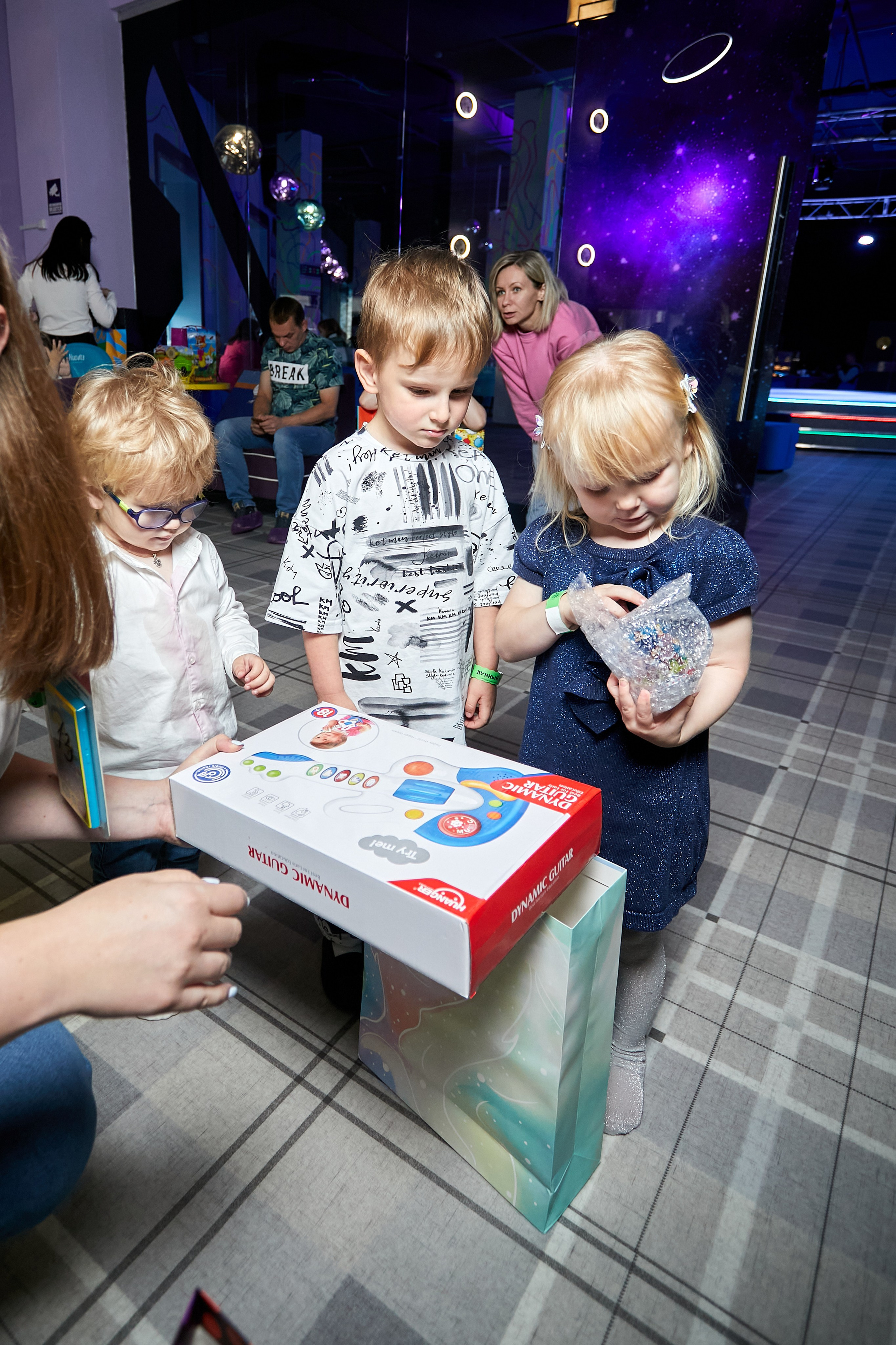 kogan.studio - дети разглядывают подарки