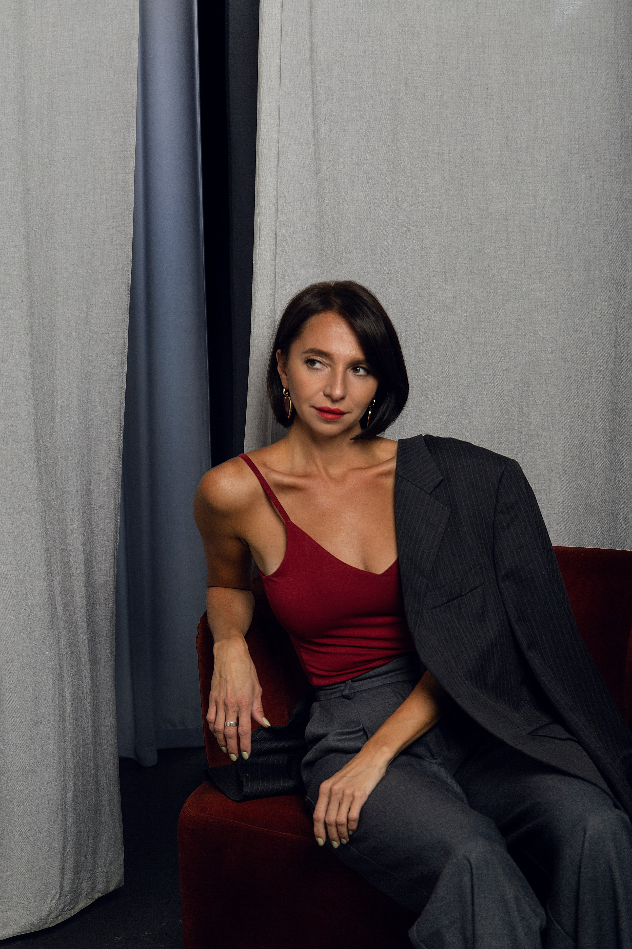 Эмоциональный женский портрет — деловая студийная съёмка.