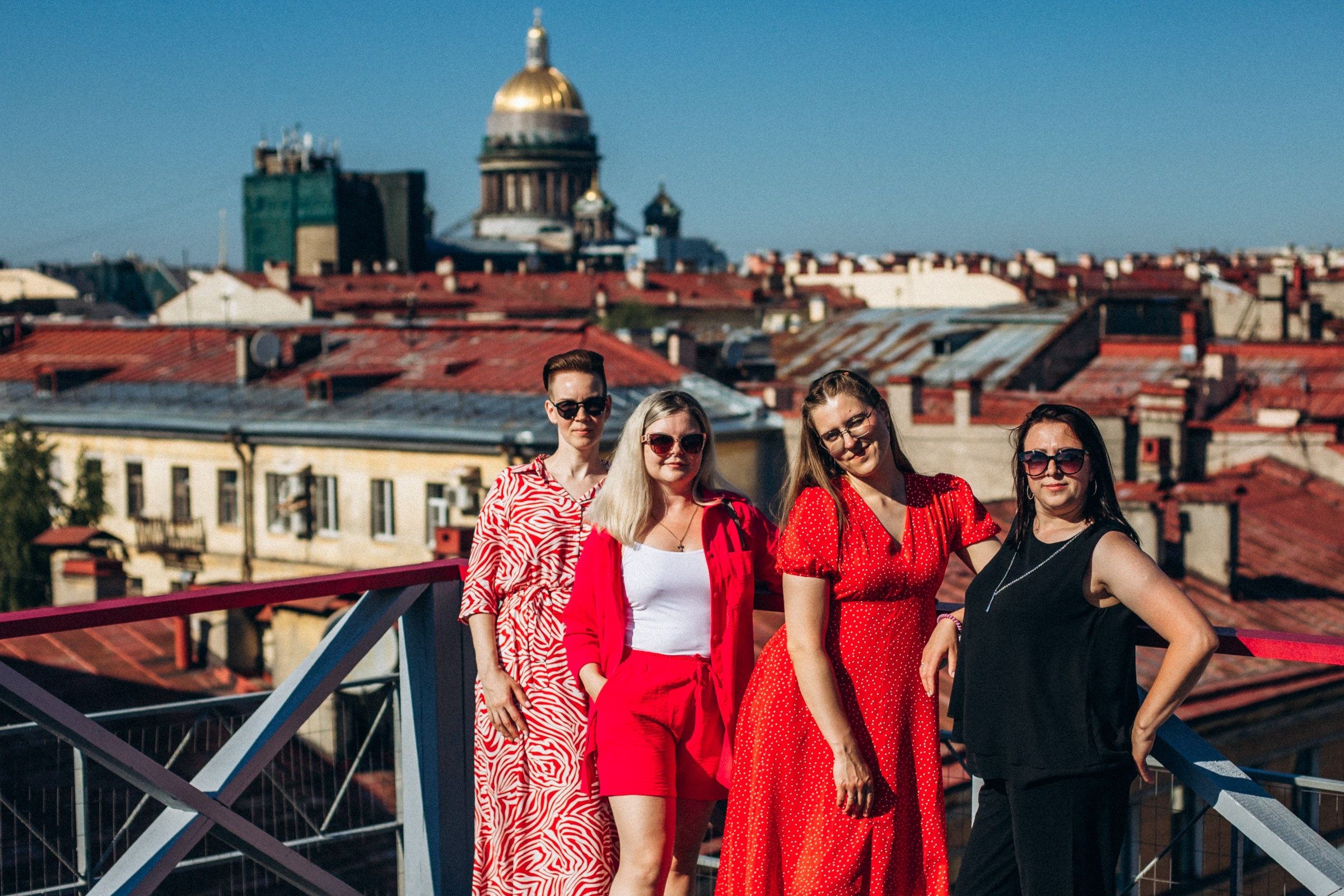 Катерина с подругами в июне. Фотопрогулка в Петербурге. Индивидуальный и семейный фотограф в Санкт-Петербурге