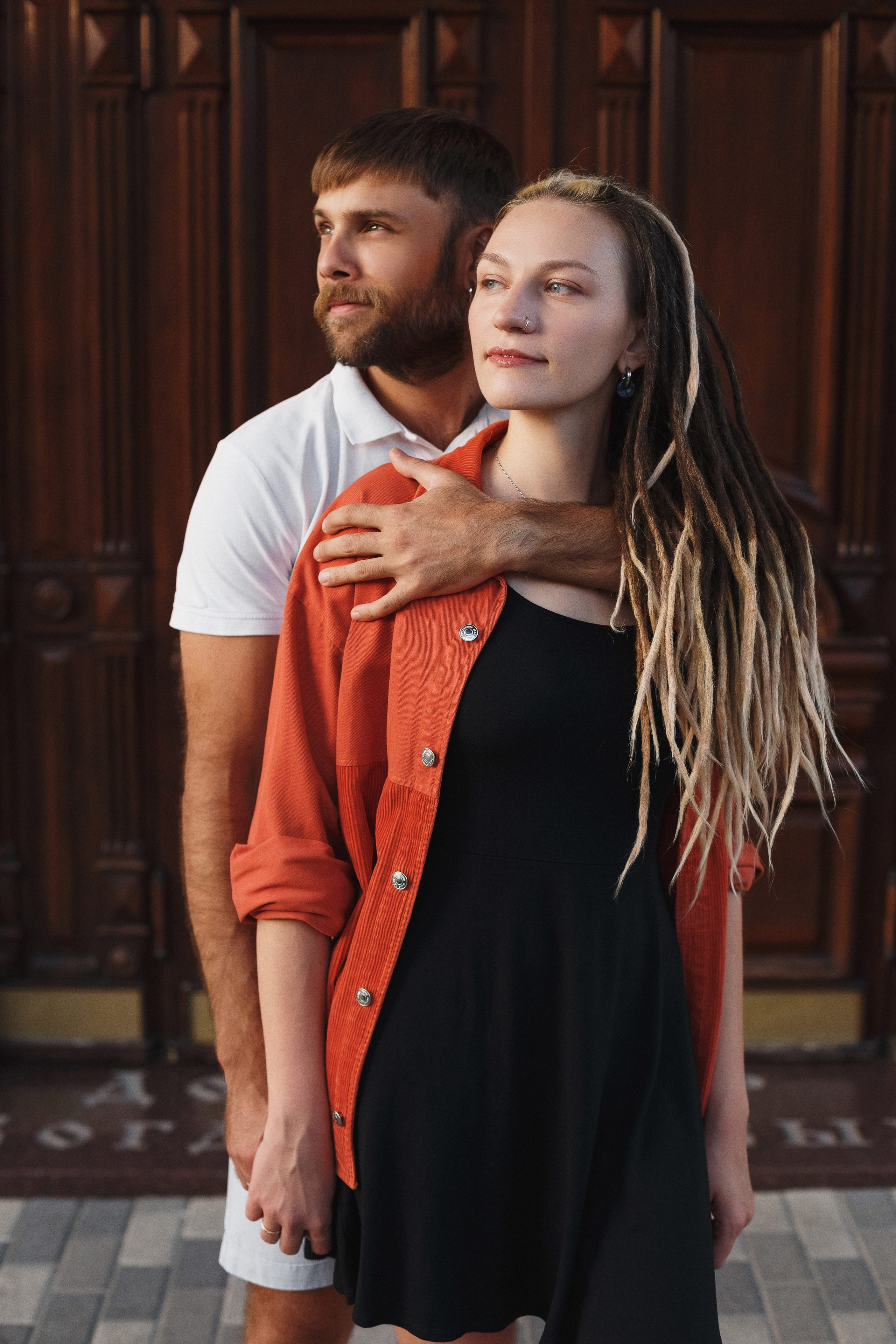 Фотосессия на Октябрьской площади Таганрога: История любви Глеба и Ани в центре города. Свадебный и семейный фотограф в Таганроге Бакарюк Антон