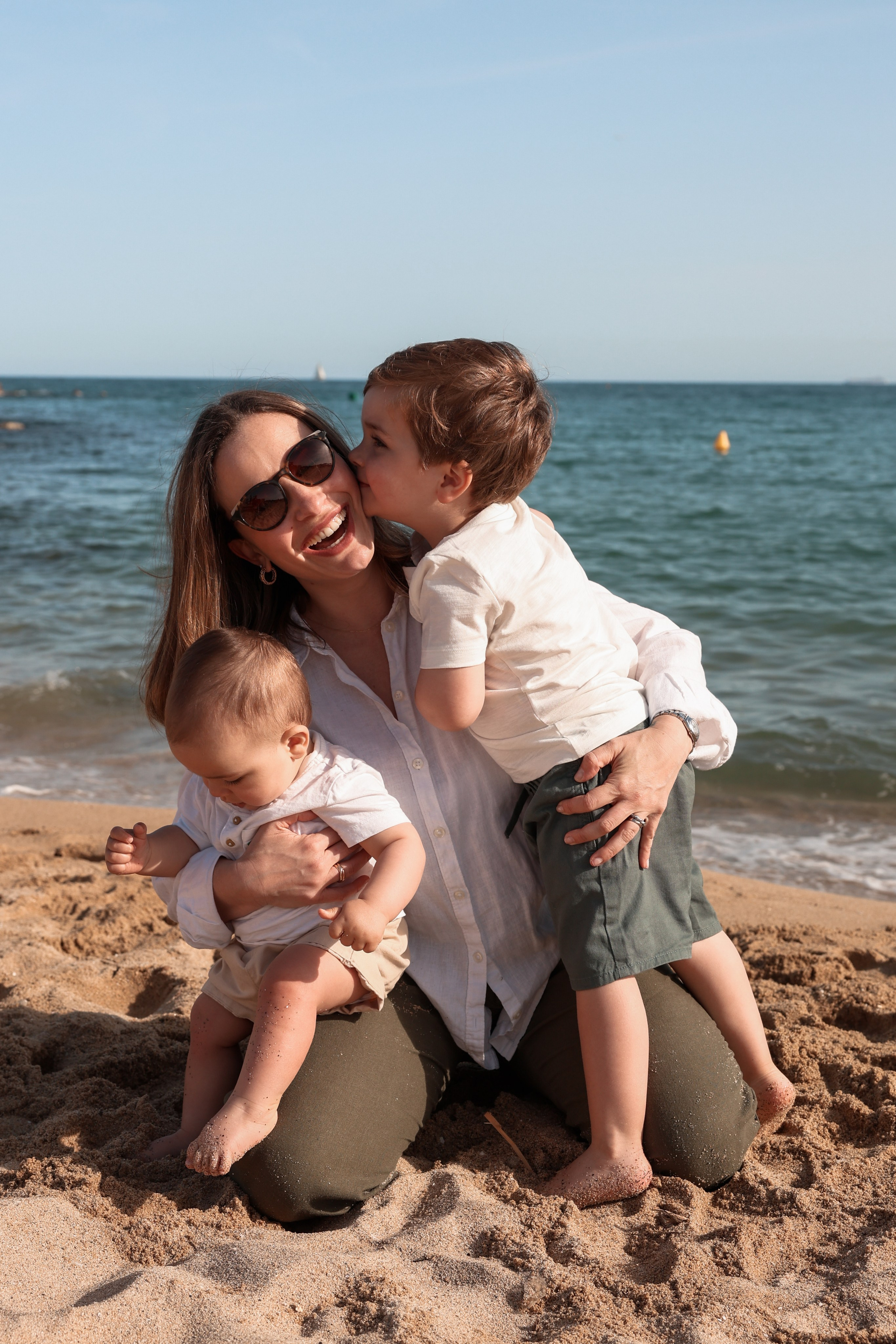 Family pizza at the sea. Natalia Zhuravleva|family, newborn, maternity photographer in Barcelona