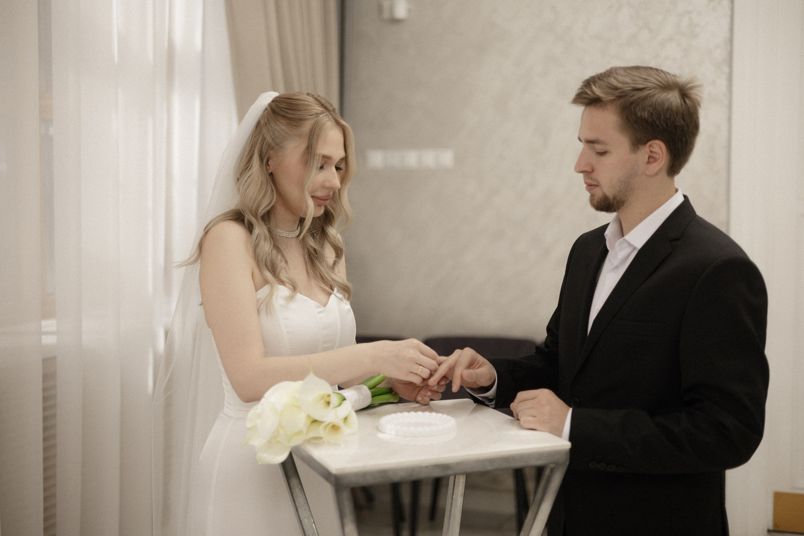 Арина и Дима. Сборы, роспись и прогулка. Свадебный и портретный фотограф в Москве Анастасия Масюк