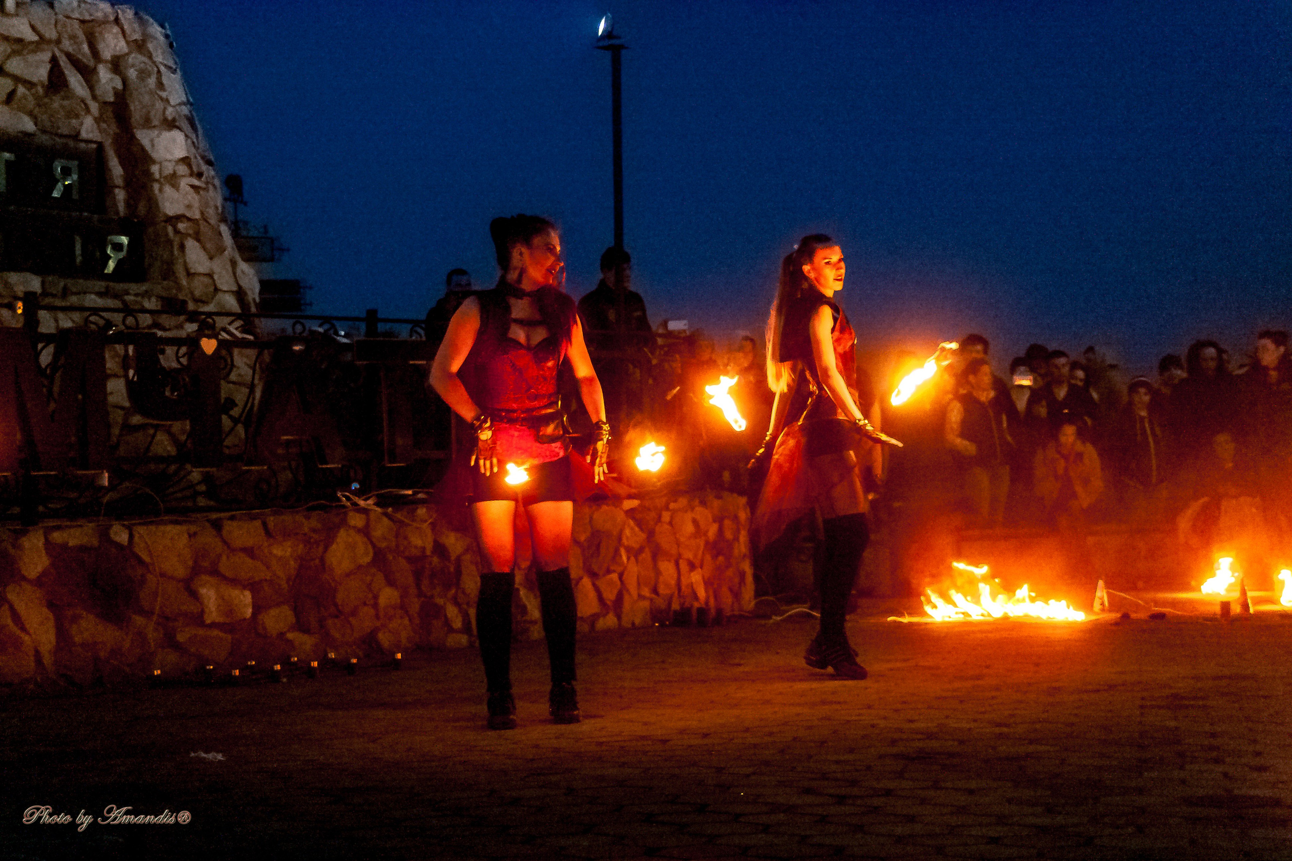Огненное шоу у памятника «Здесь начинается Россия». Камчатка. Май 2017. Репортажная съемка в Москве и области. Анималистика