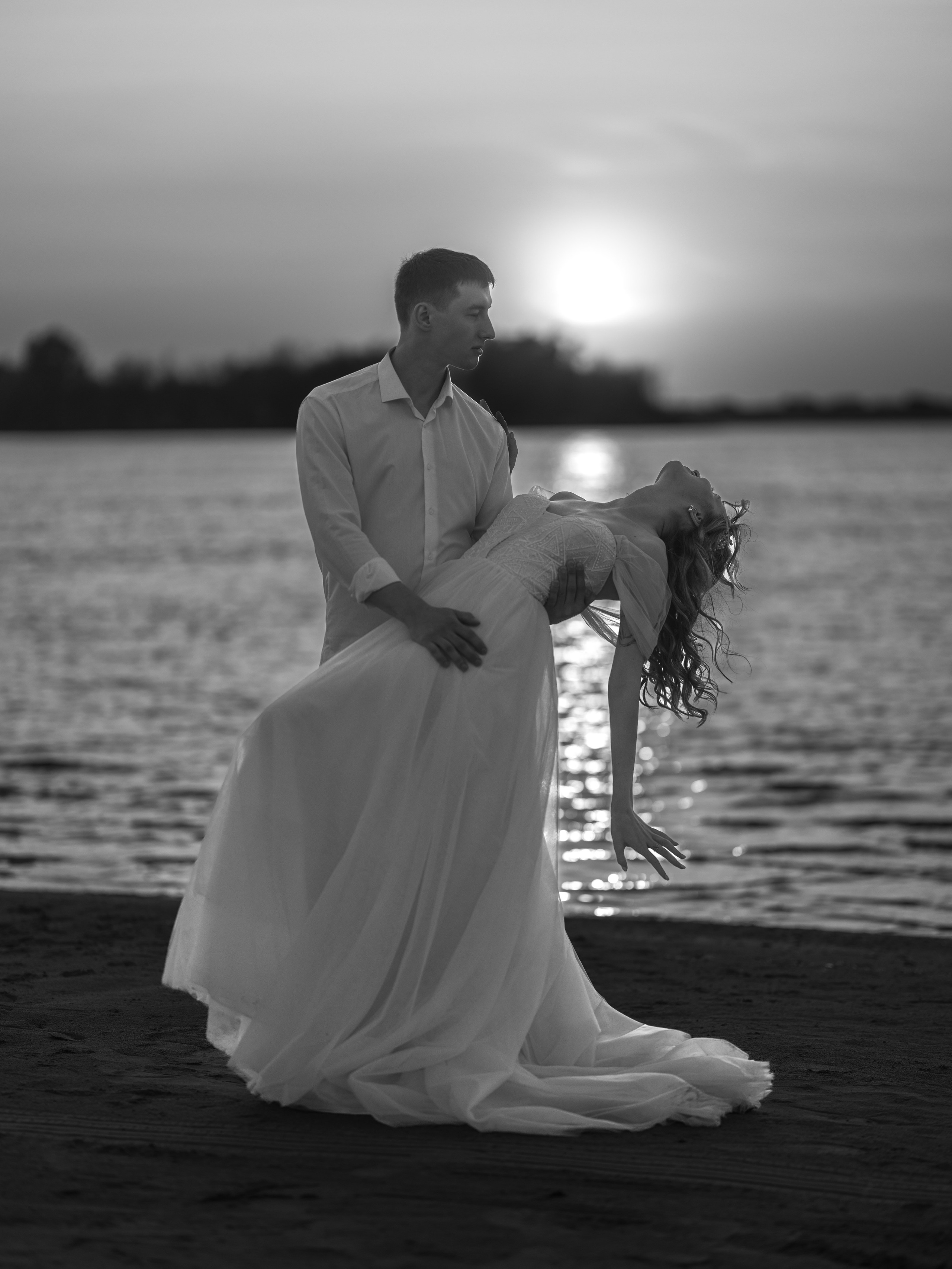 Свадебная фотосессия на берегу. Свадебный фотограф Астрахань