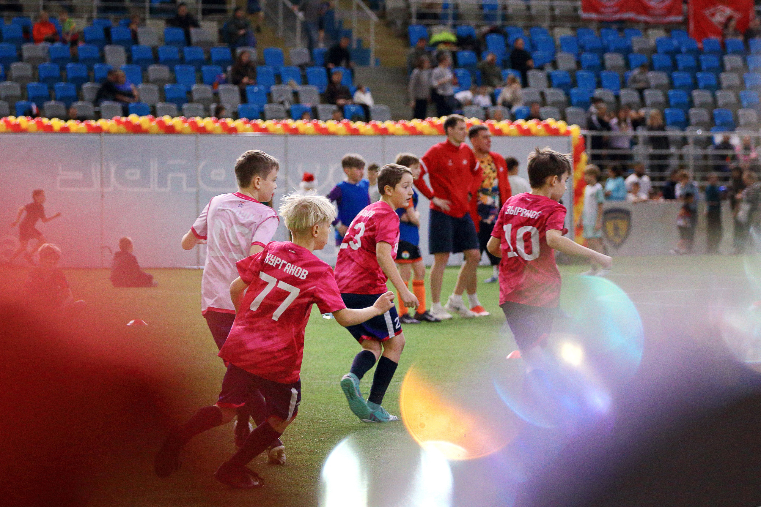 Футболисты, снятые из-за спин болельщиков на новогоднем турнире