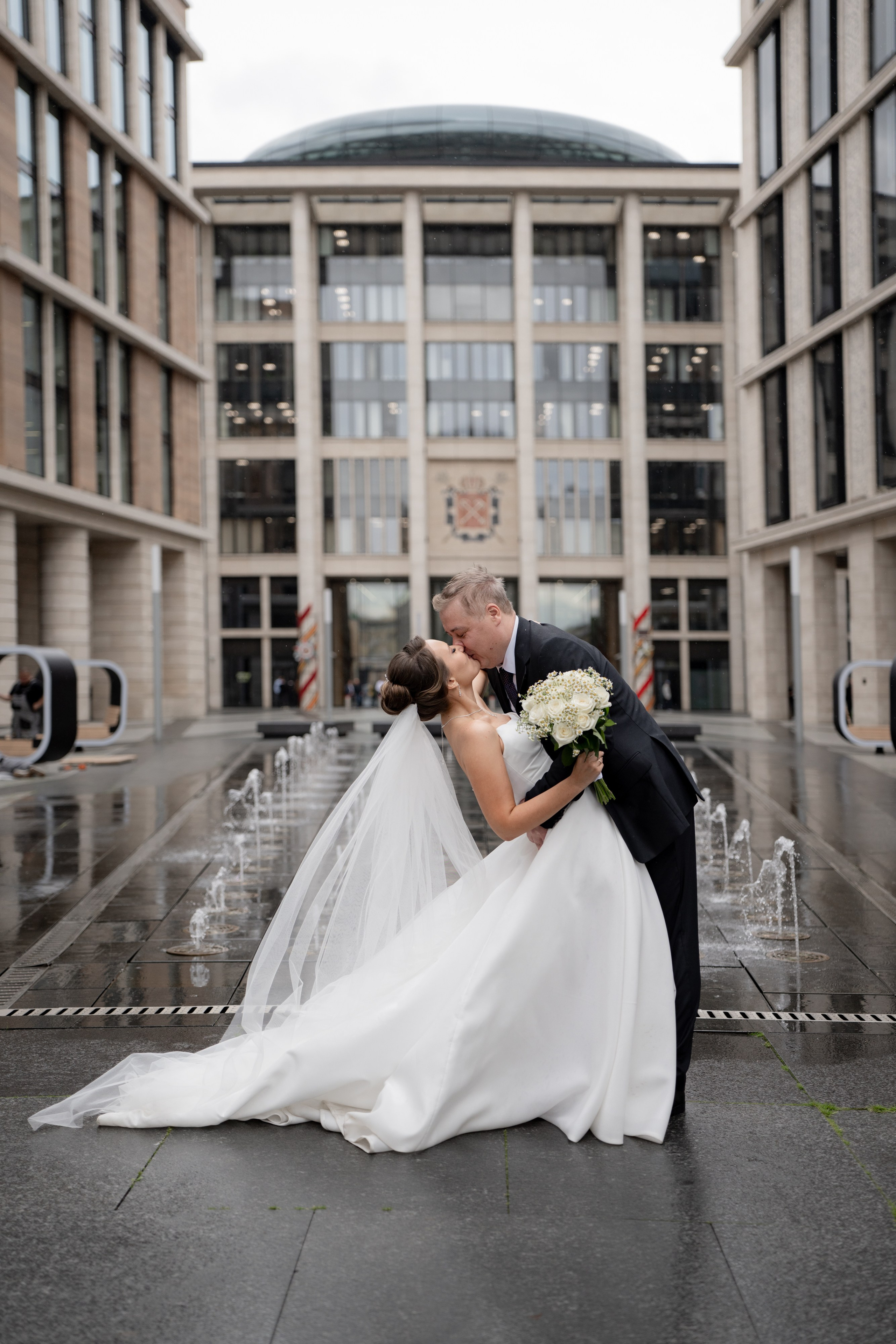 Красивые места для свадебной фотосессии летом в Санкт-Петербурге. Свадебный фотограф Александр Невский в Санкт-Петербурге