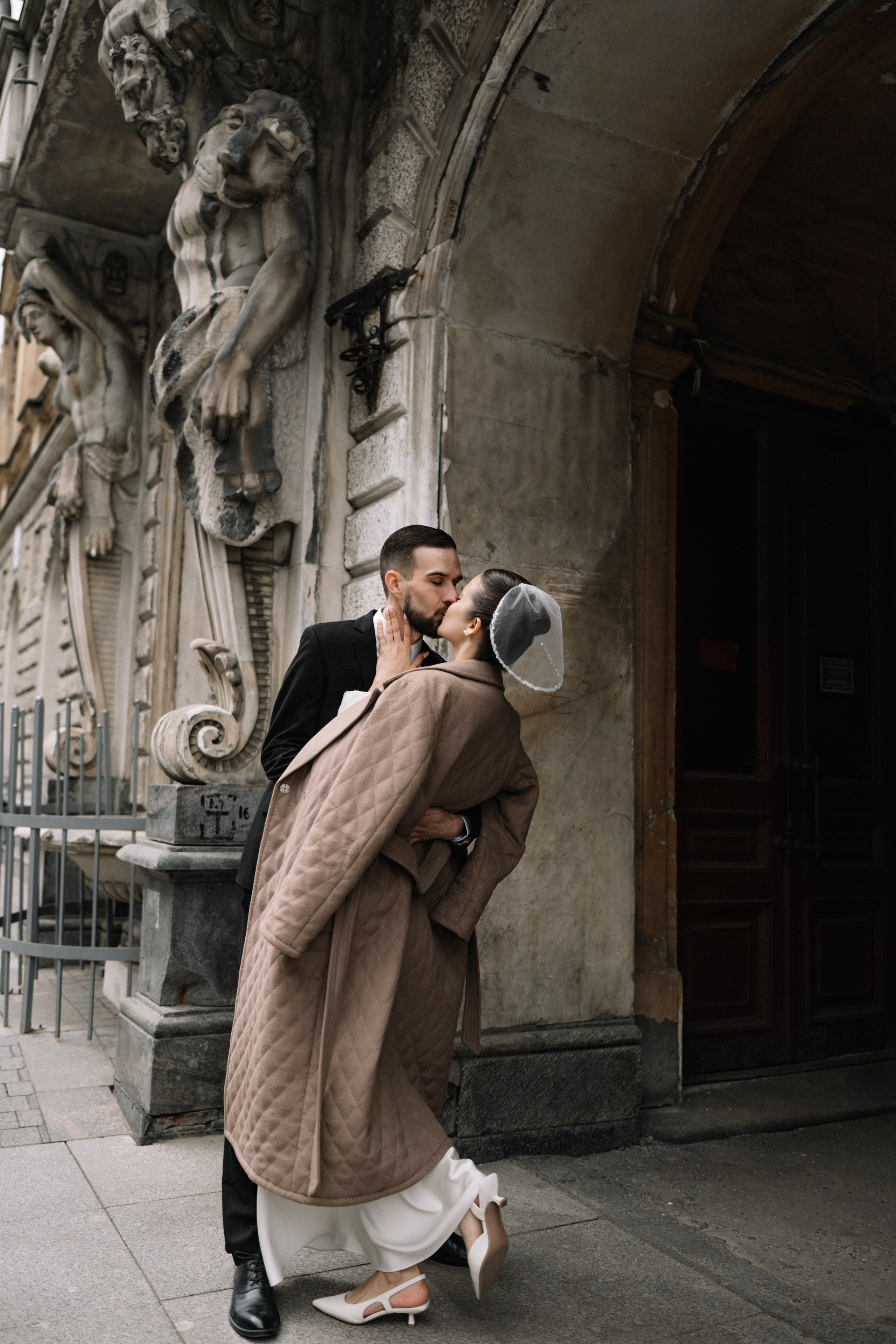 Свадебная фотосессия в Апреле в Петербурге. Свадебный фотограф Александр Невский в Санкт-Петербурге