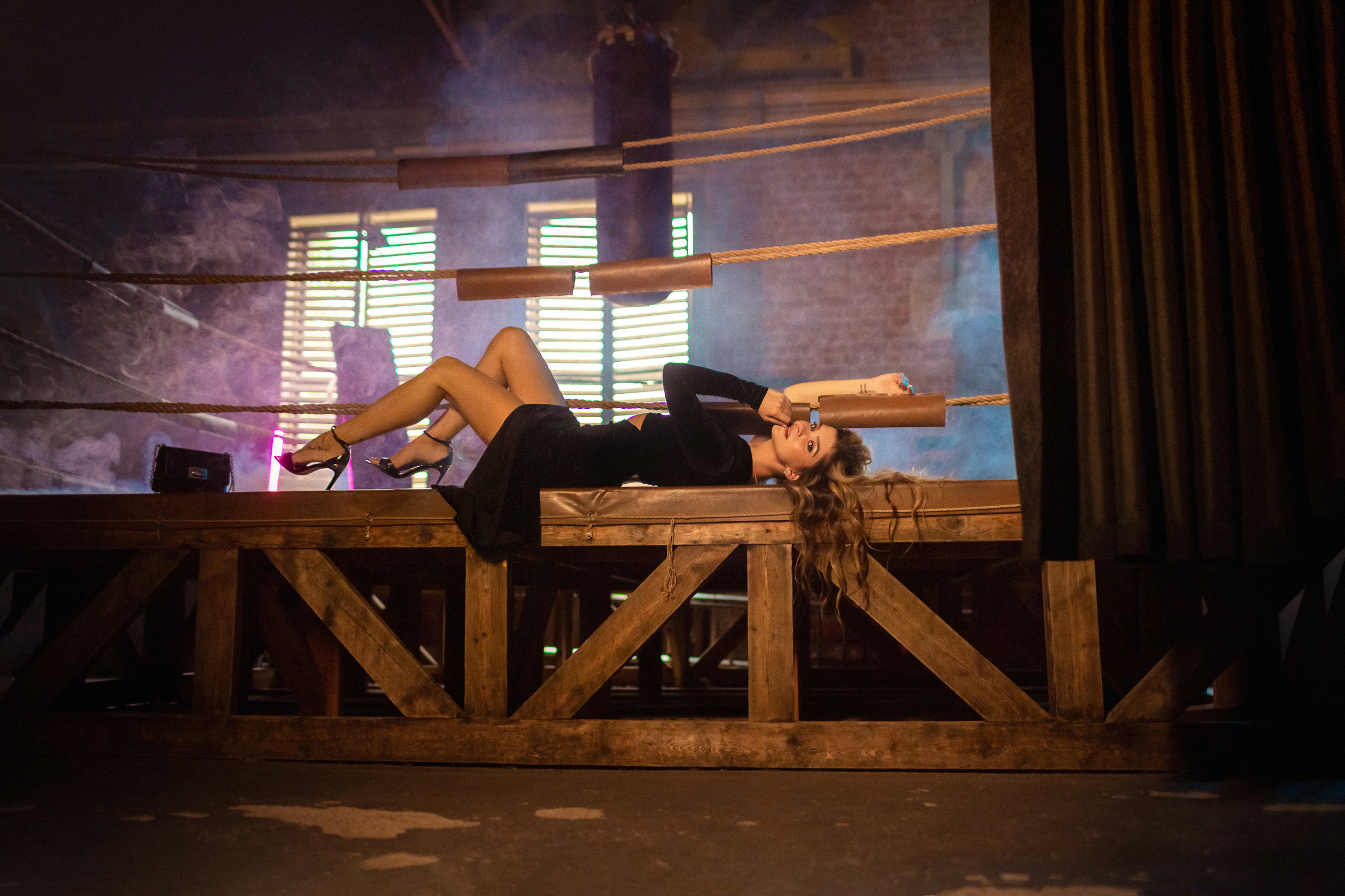 Фотосессия девушки на боксерском ринге СПб. Фотограф женский и мужской портрет Санкт-Петербург