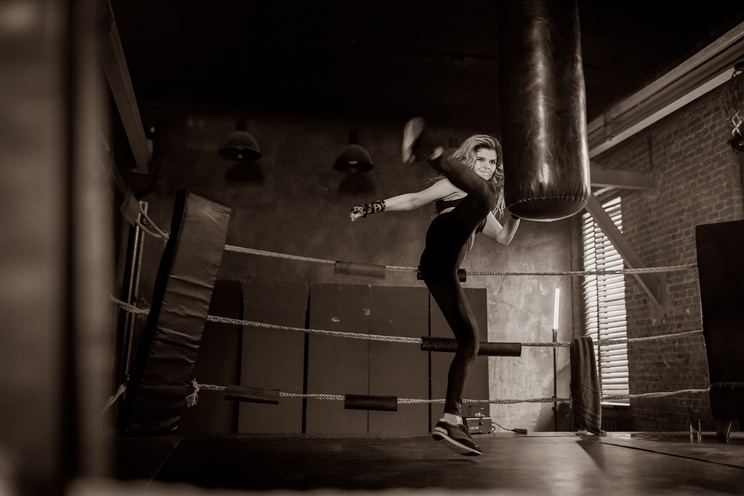 Фотосессия девушки на боксерском ринге СПб. Фотограф женский и мужской портрет Санкт-Петербург