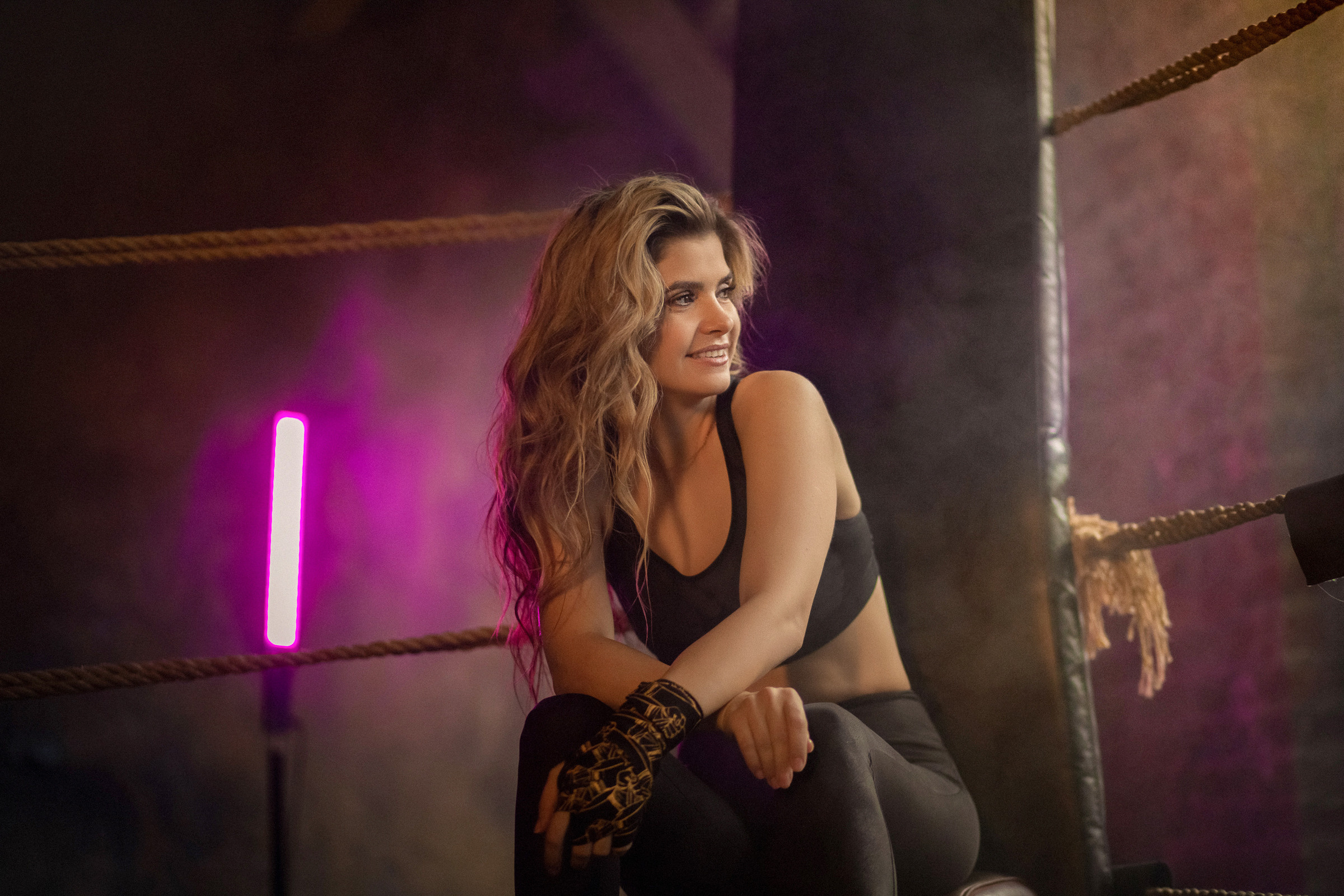 Красивая девушка на боксерском ринге