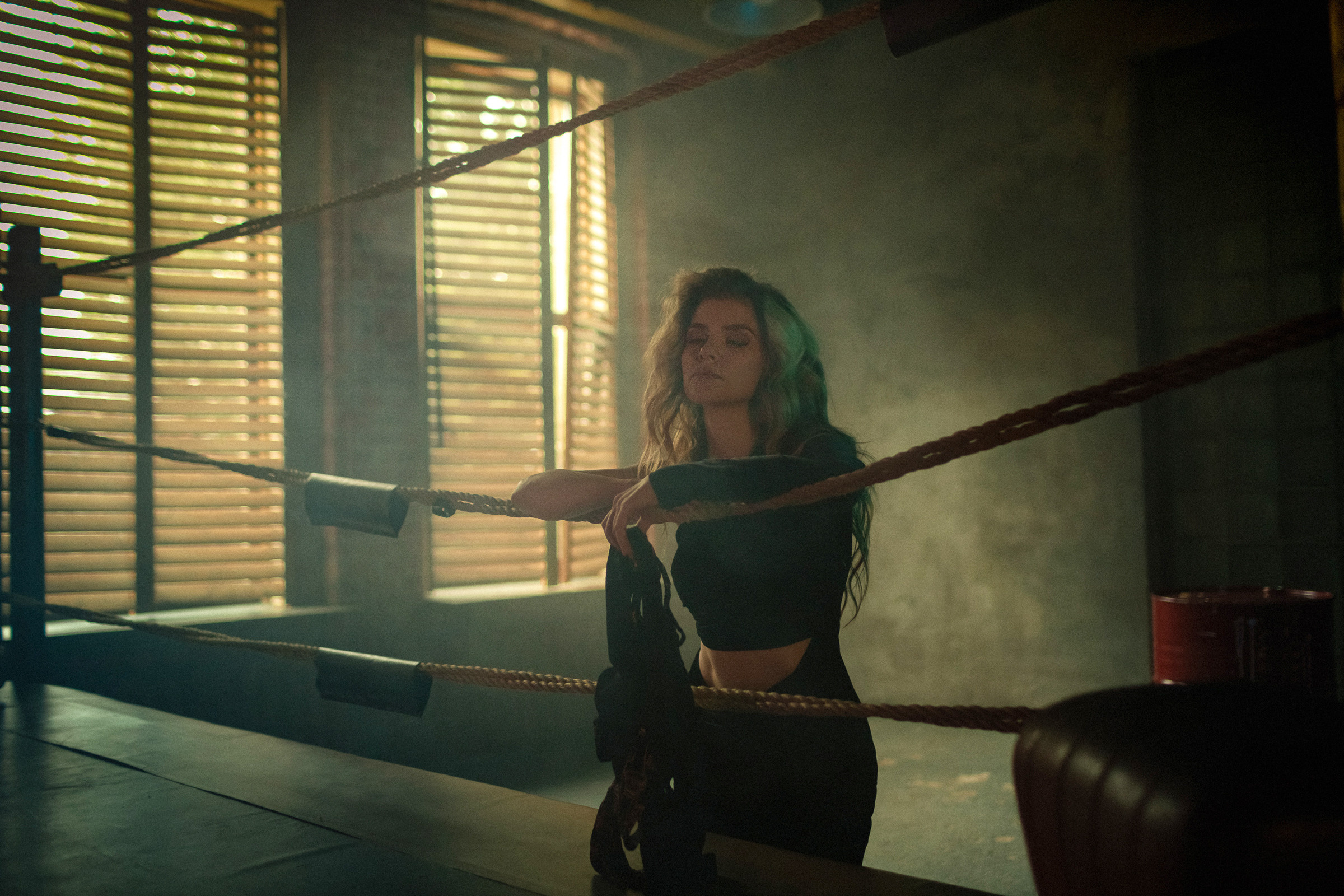 Фотосессия девушки на боксерском ринге СПб. Фотограф женский и мужской портрет Санкт-Петербург