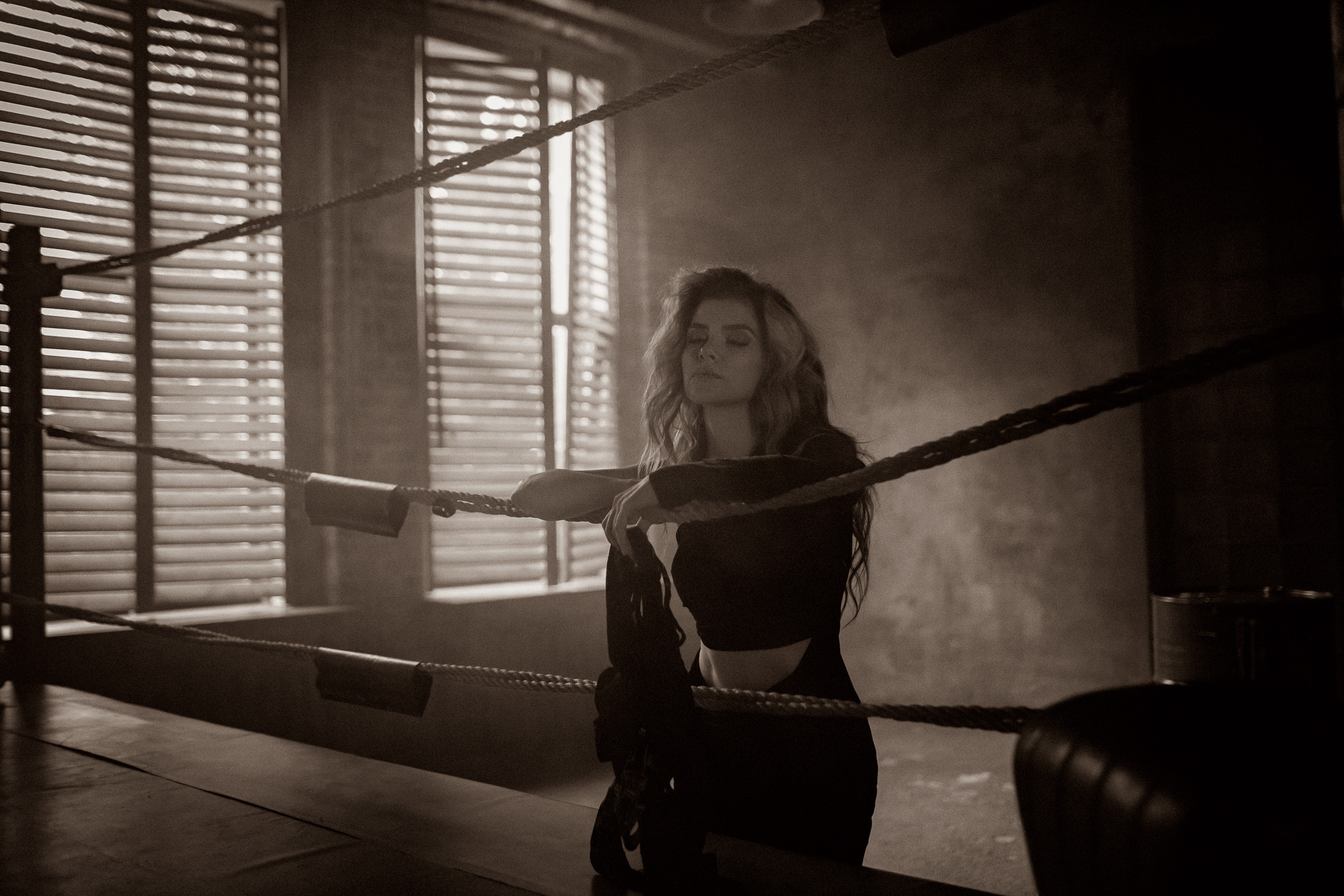 Фотосессия девушки на боксерском ринге СПб. Фотограф женский и мужской портрет Санкт-Петербург