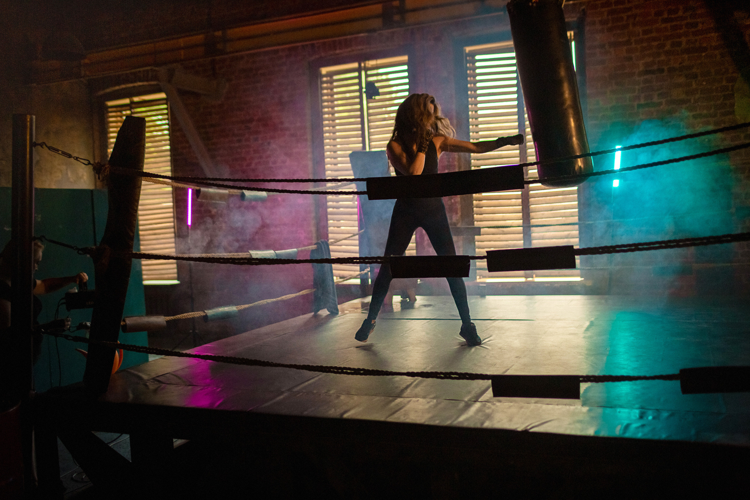 Фотосессия девушки на боксерском ринге СПб. Фотограф женский и мужской портрет Санкт-Петербург