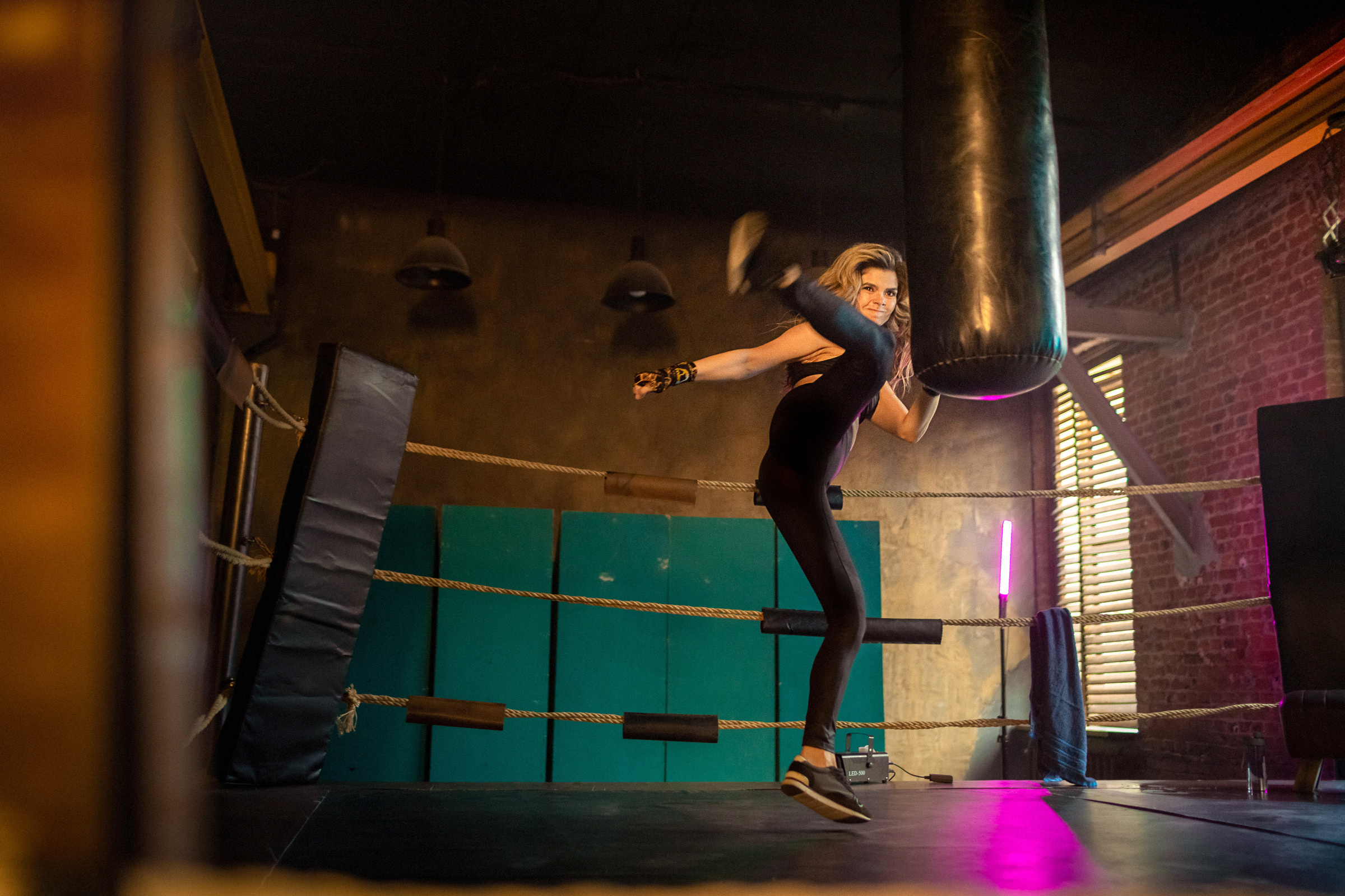 Фотосессия девушки на боксерском ринге СПб. Фотограф женский и мужской портрет Санкт-Петербург