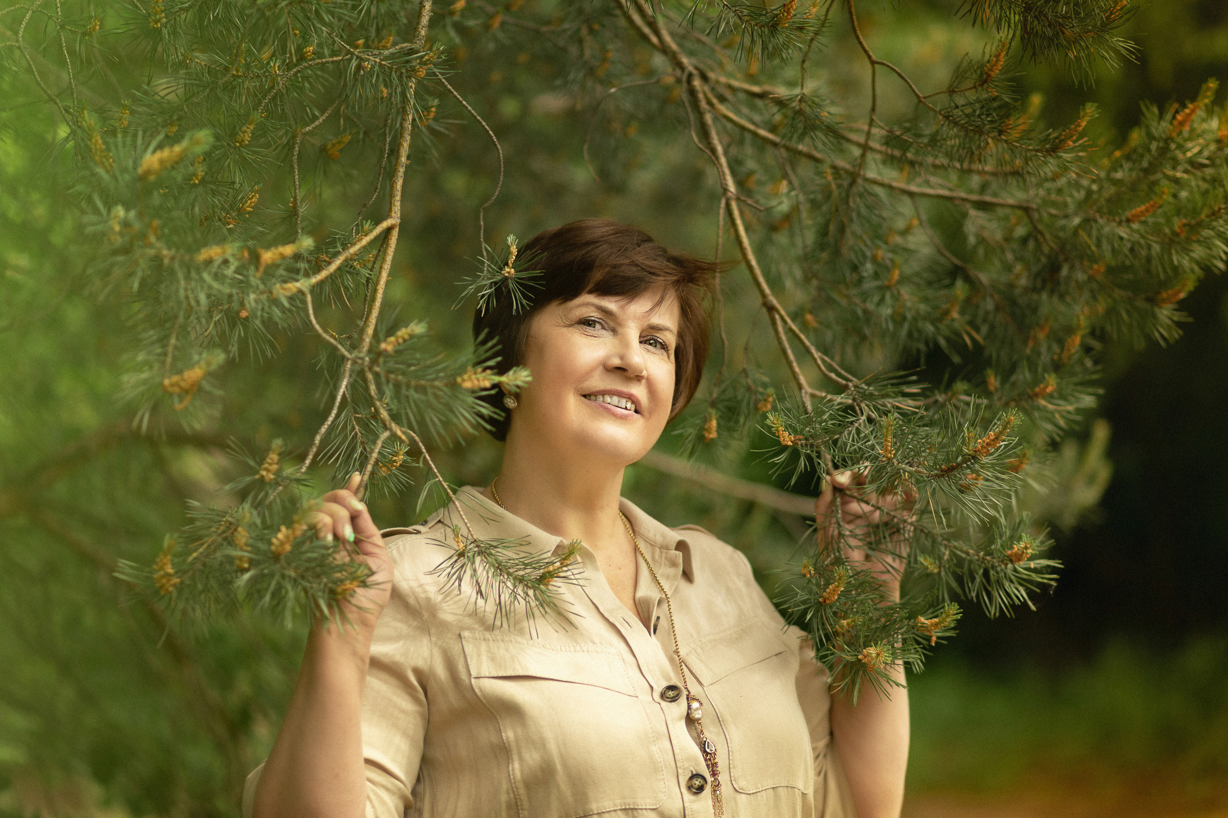 Портрет взрослой женщины на природе в сПБ