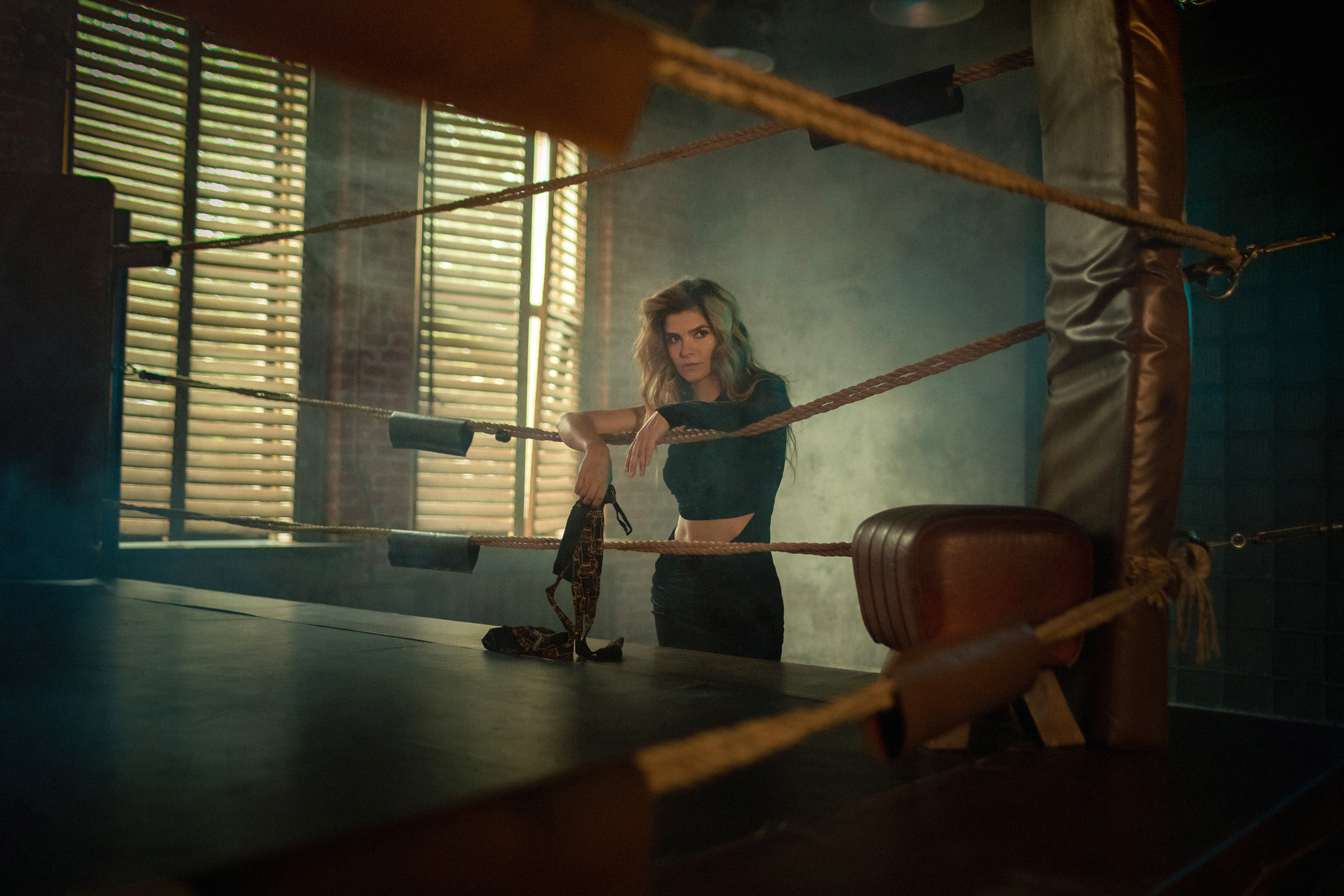 Фотосессия девушки на боксерском ринге СПб. Фотограф женский и мужской портрет Санкт-Петербург