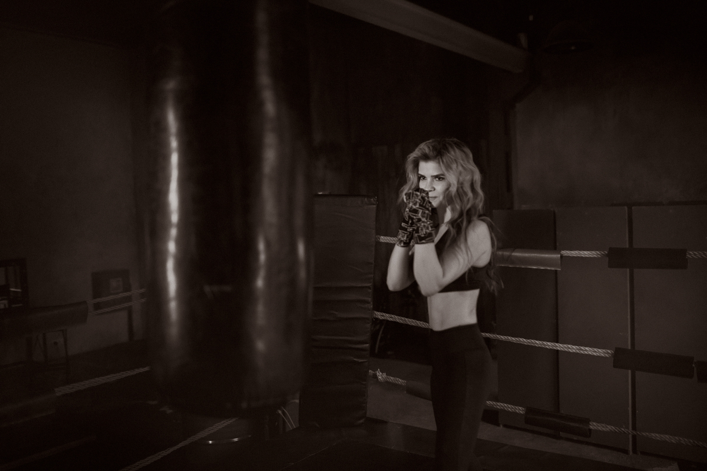 Фотосессия девушки на боксерском ринге СПб. Фотограф женский и мужской портрет Санкт-Петербург