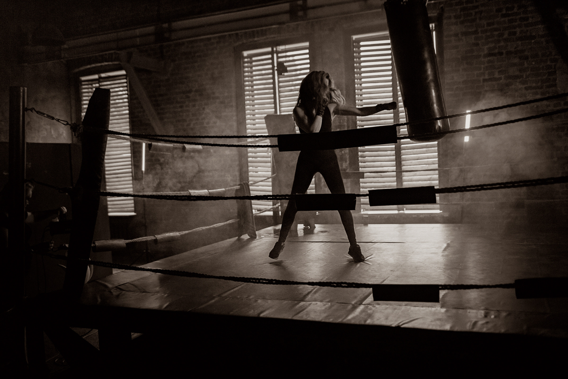 Фотосессия девушки на боксерском ринге СПб. Фотограф женский и мужской портрет Санкт-Петербург