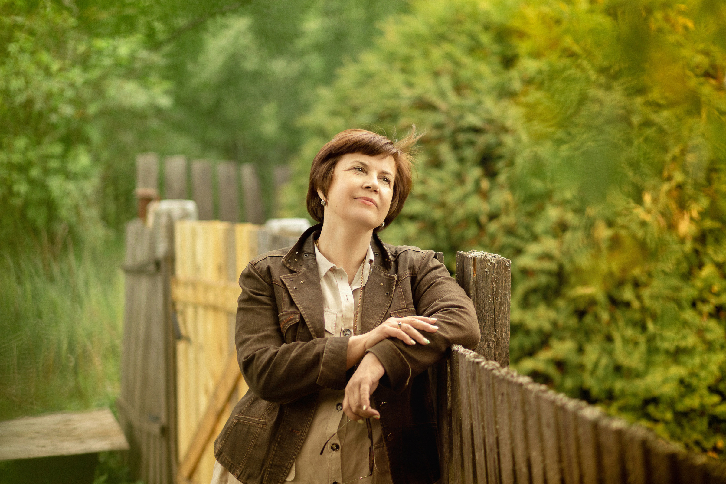 Фотосессия для мамы в Петербурге, портрет взрослой женщины на природе