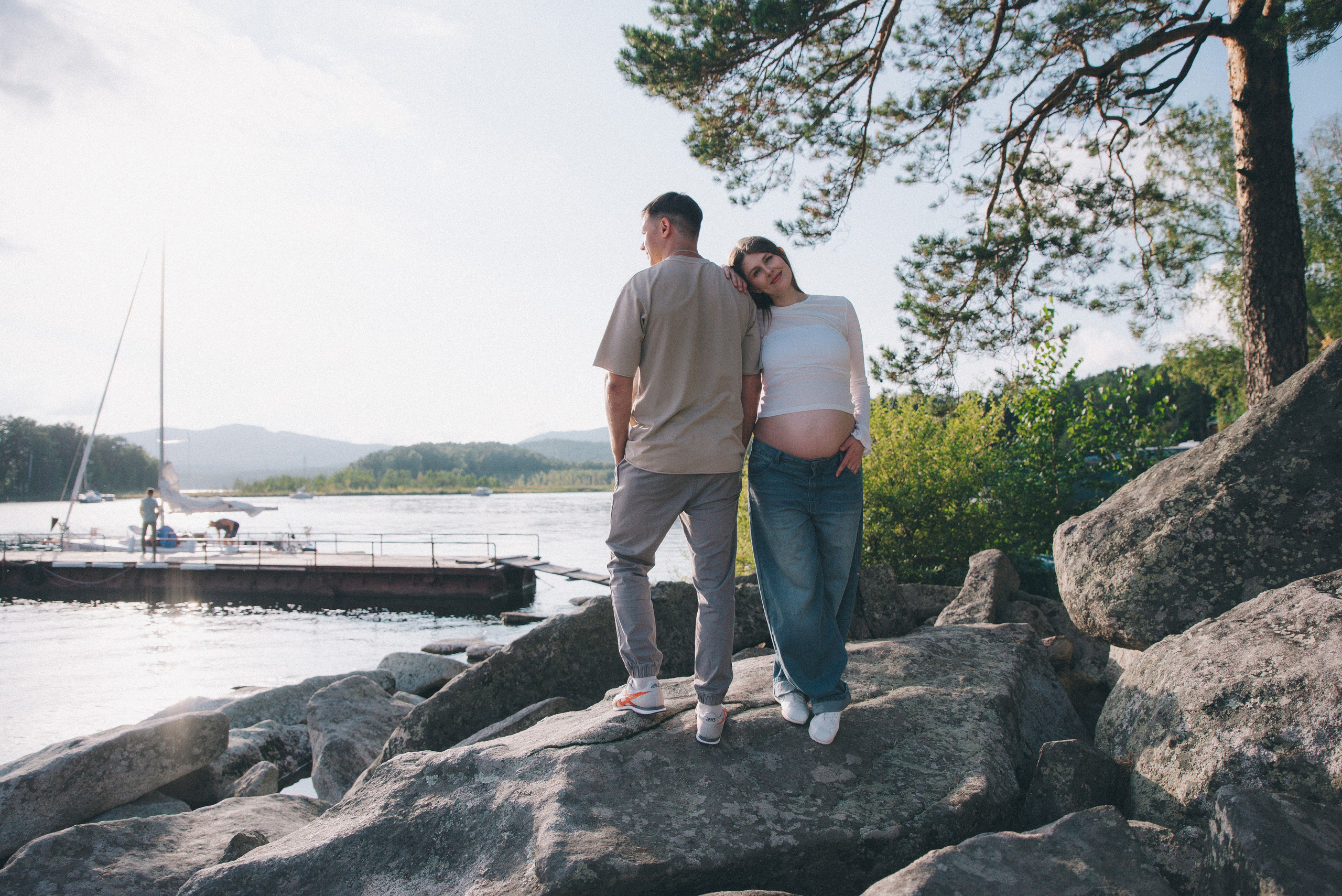 камни у берега озера Тургояк