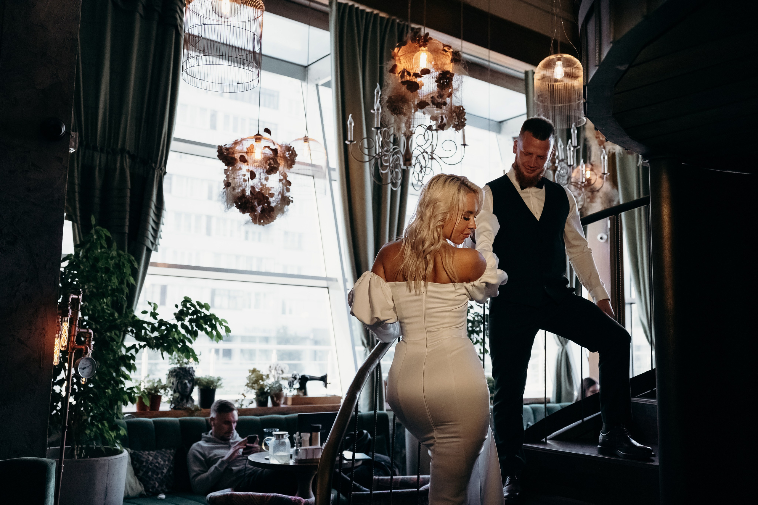 Александр и Елена (сборы, ресторан). Фотограф свадебный семейный в Красноярске Шукшина Наталья