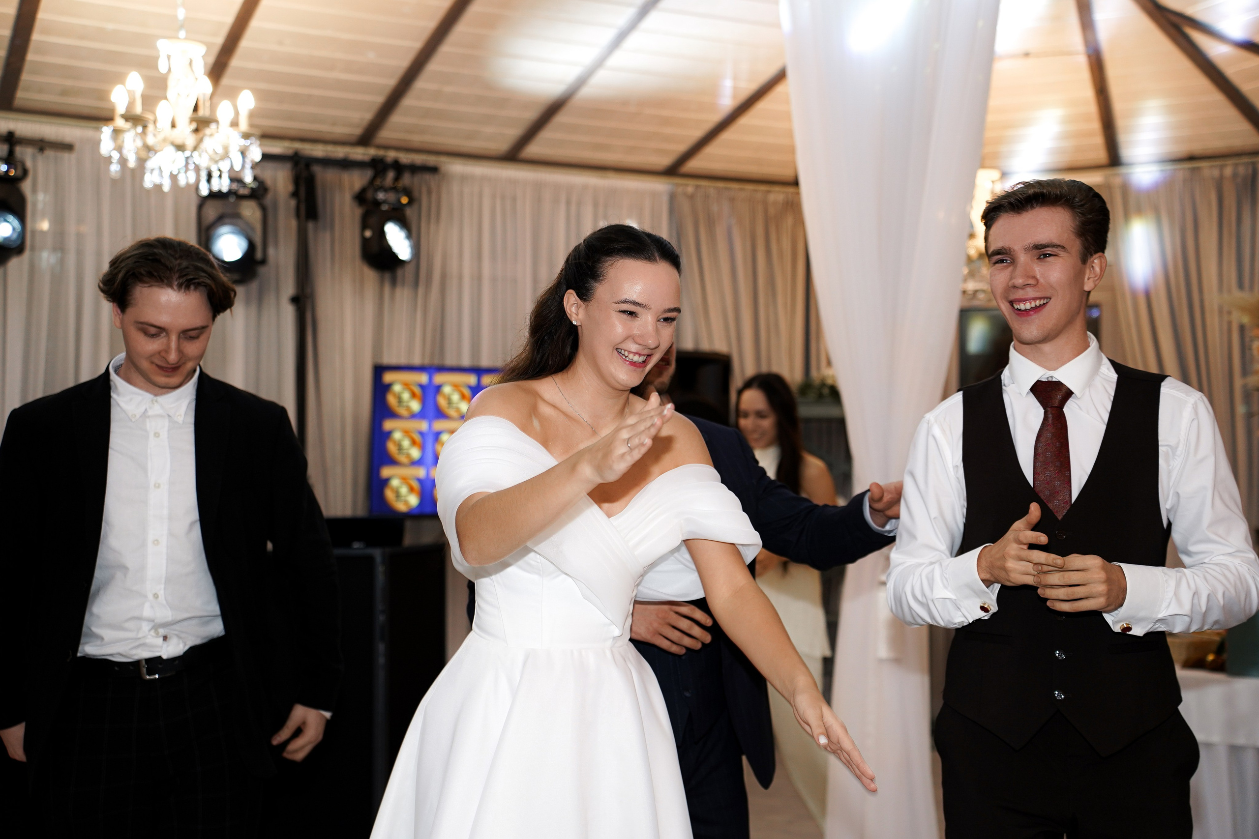 Свадебный банкет в беседке. Свадебный фотограф в Ростове-на-Дону. Таинство Крещения и Венчания, семейные фотосессии. Алёна Чёботова