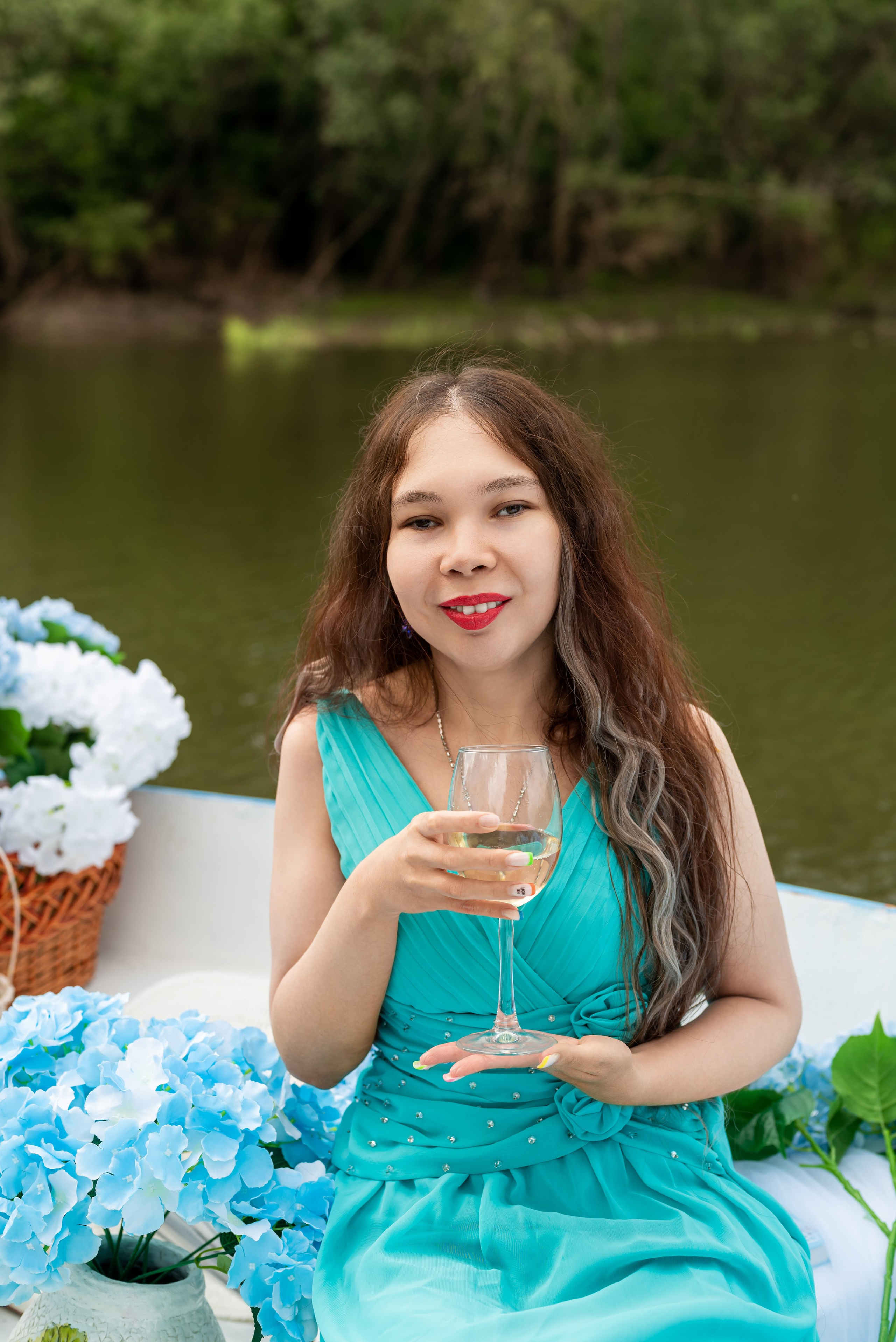 Фотопроект на лодке с голубыми гортензиями. Фотограф в городе Салават