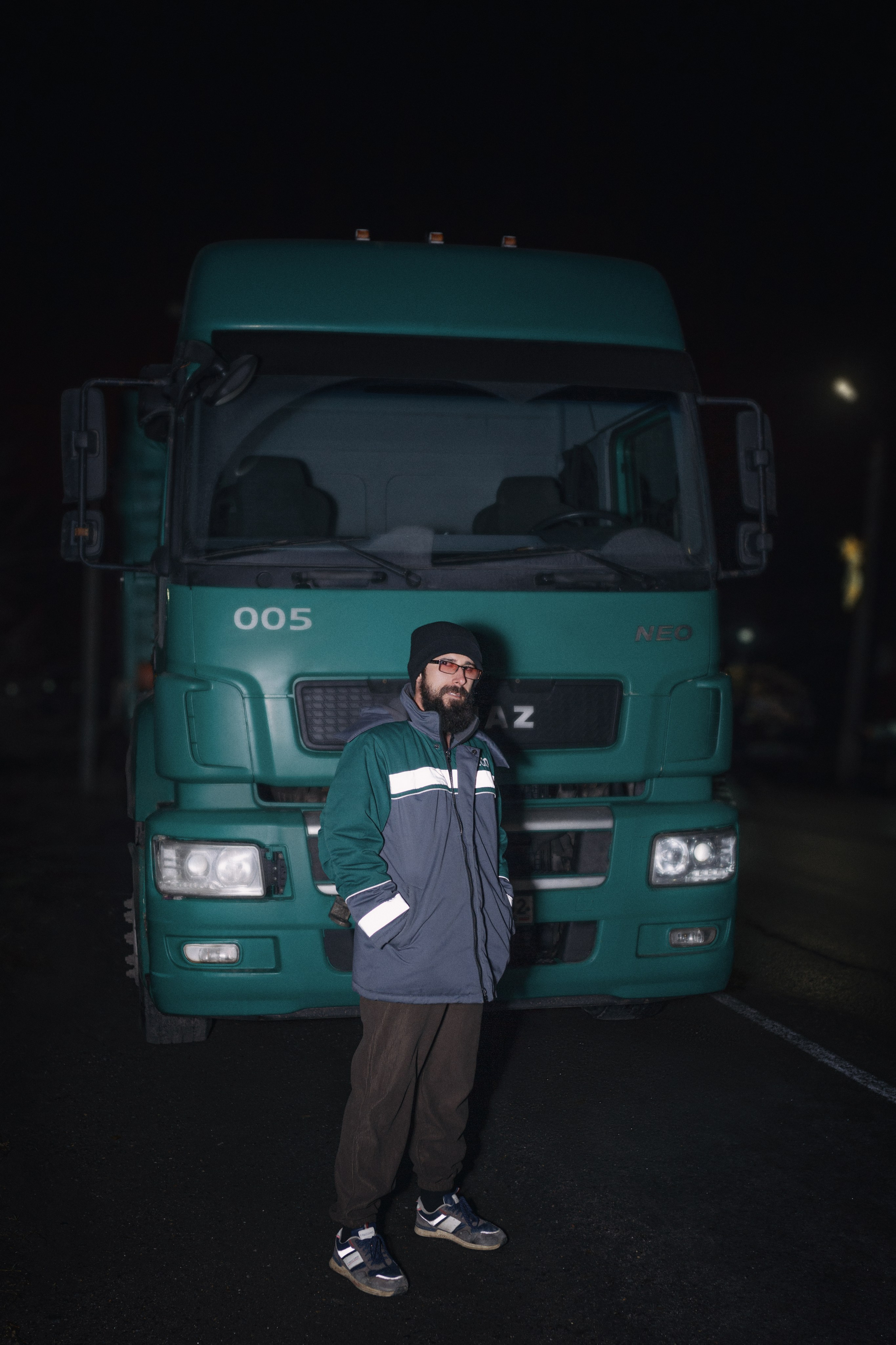 Тамерлан, водитель-дальнобойщик, работающий на перевозке зерна.