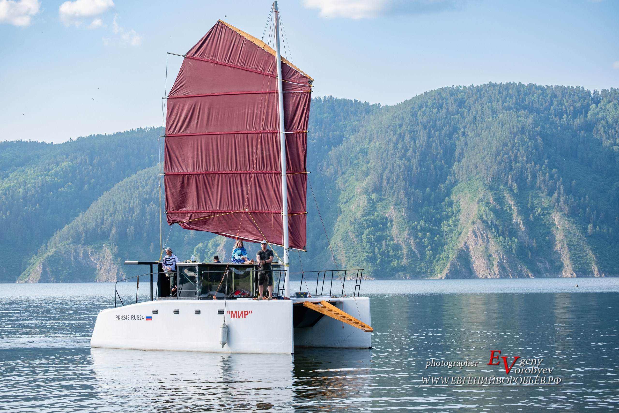 аренда яхты Красноярское море цена забронировать путешествие Царские ворота Бирюса залив шумиха стоимость заказать прогулка парусная яхта катамаран Красноярское водохранилище фотосессия фотограф Красноярск Дивногорск Красноярская ГЭС отдых купание экскурсия достопримечательность туристический тур маршрут Енисей Сибирь Козыревский зуб база отдыха адмирал