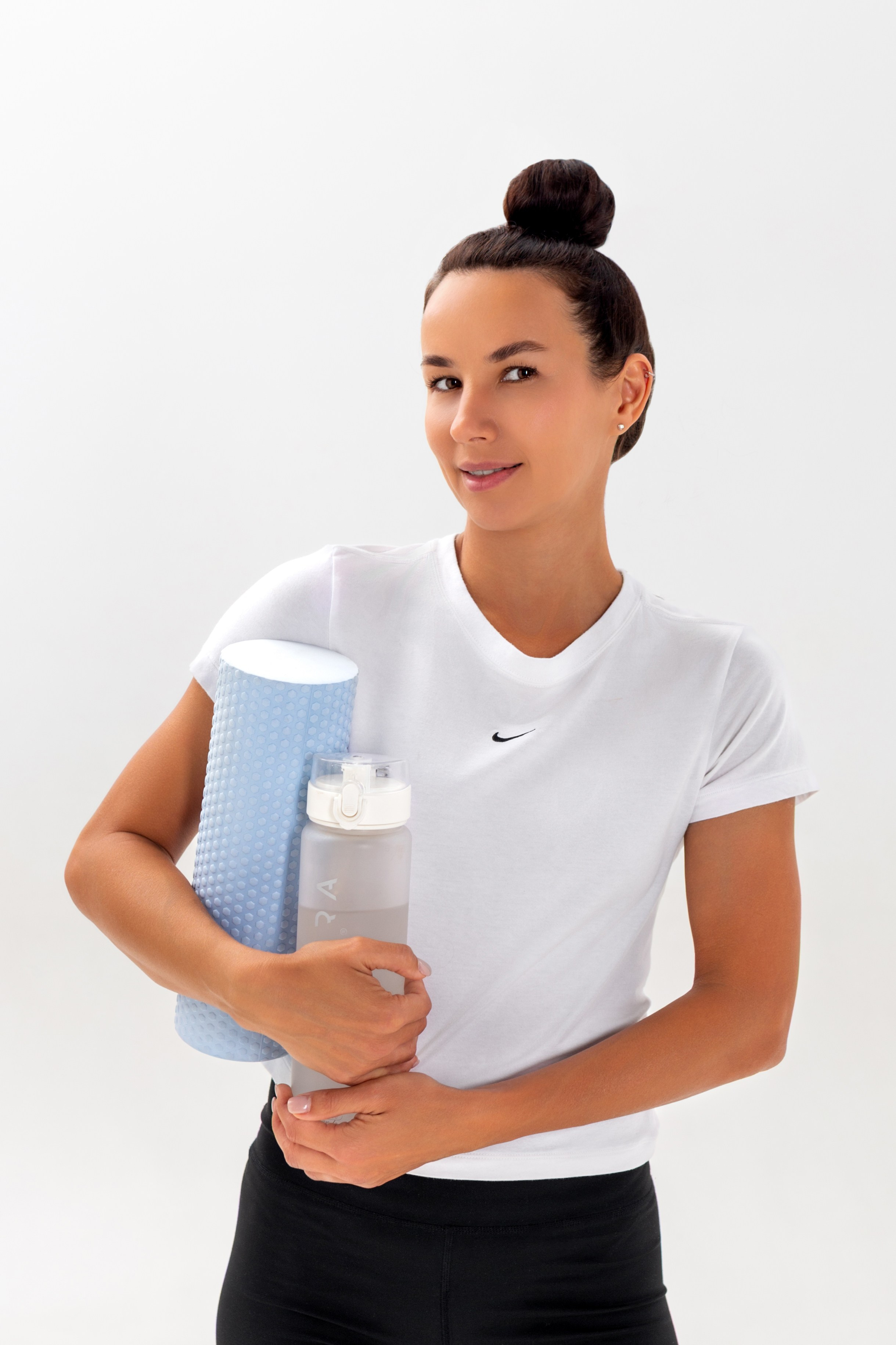 Фотосессия  тренера для контента, девушка тренер портрет с фитнес роллом и бутылкой воды