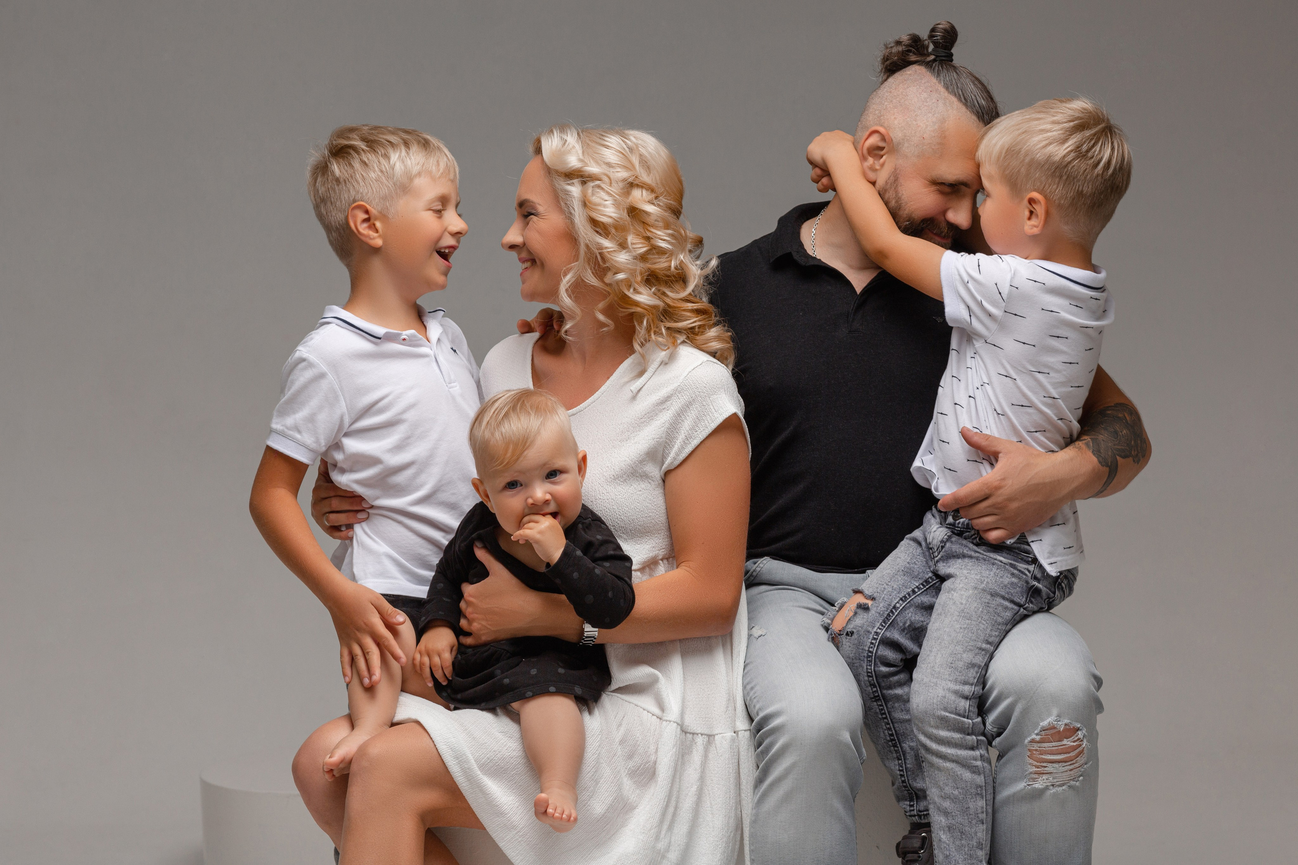 Семейная фотосессия в студии и дома Спб портфолио Насти Околот