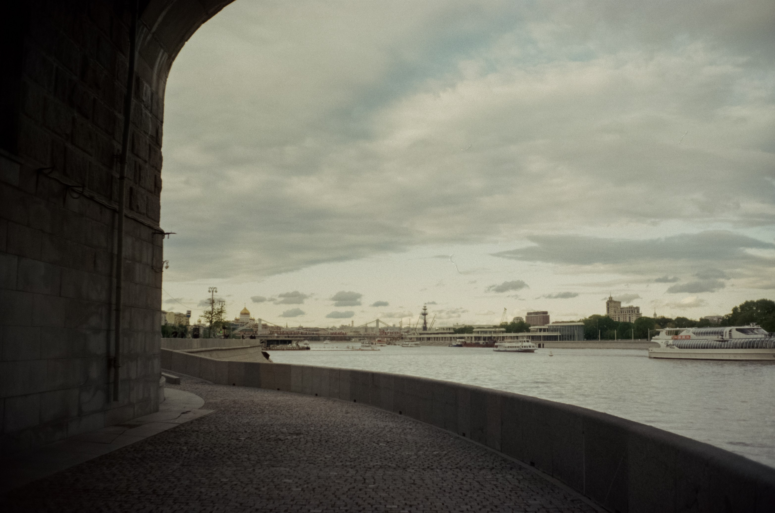 Ricoh FF-1 gray | Perspekriva expired Vision 200D | Фрунзенская набержная 5 мая 2025 года