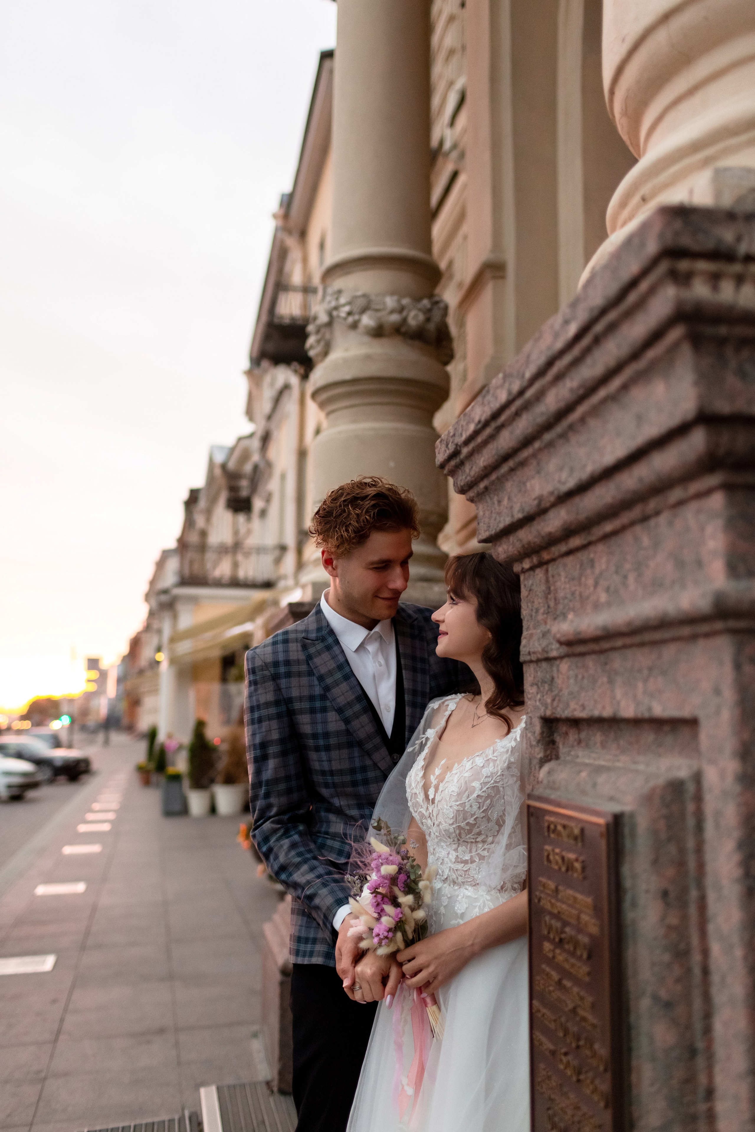 Жених в клетчатом костюме и невеста