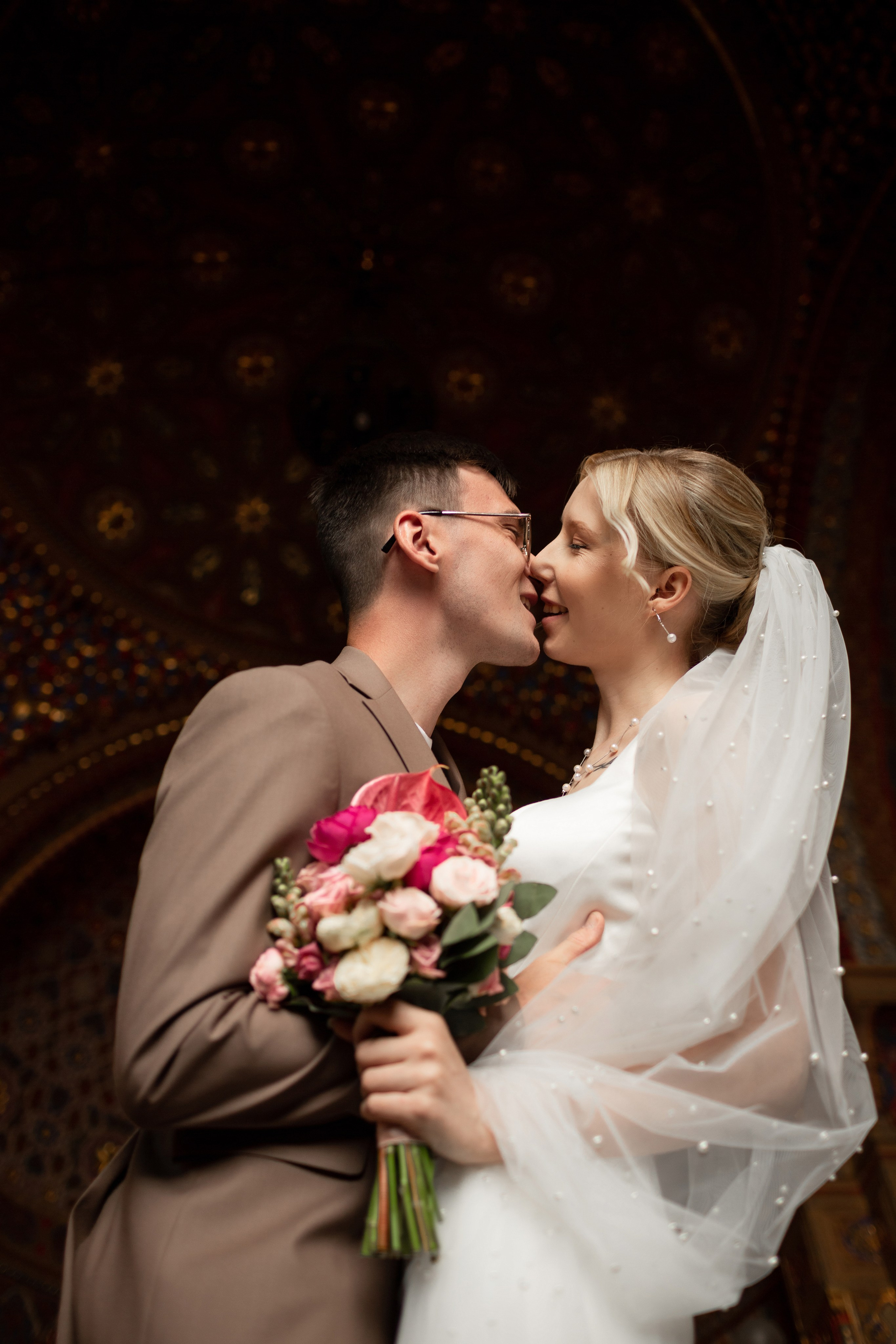 Свадебная фотосессия во дворцах Петербурга. Свадебный фотограф Кирилл Белый