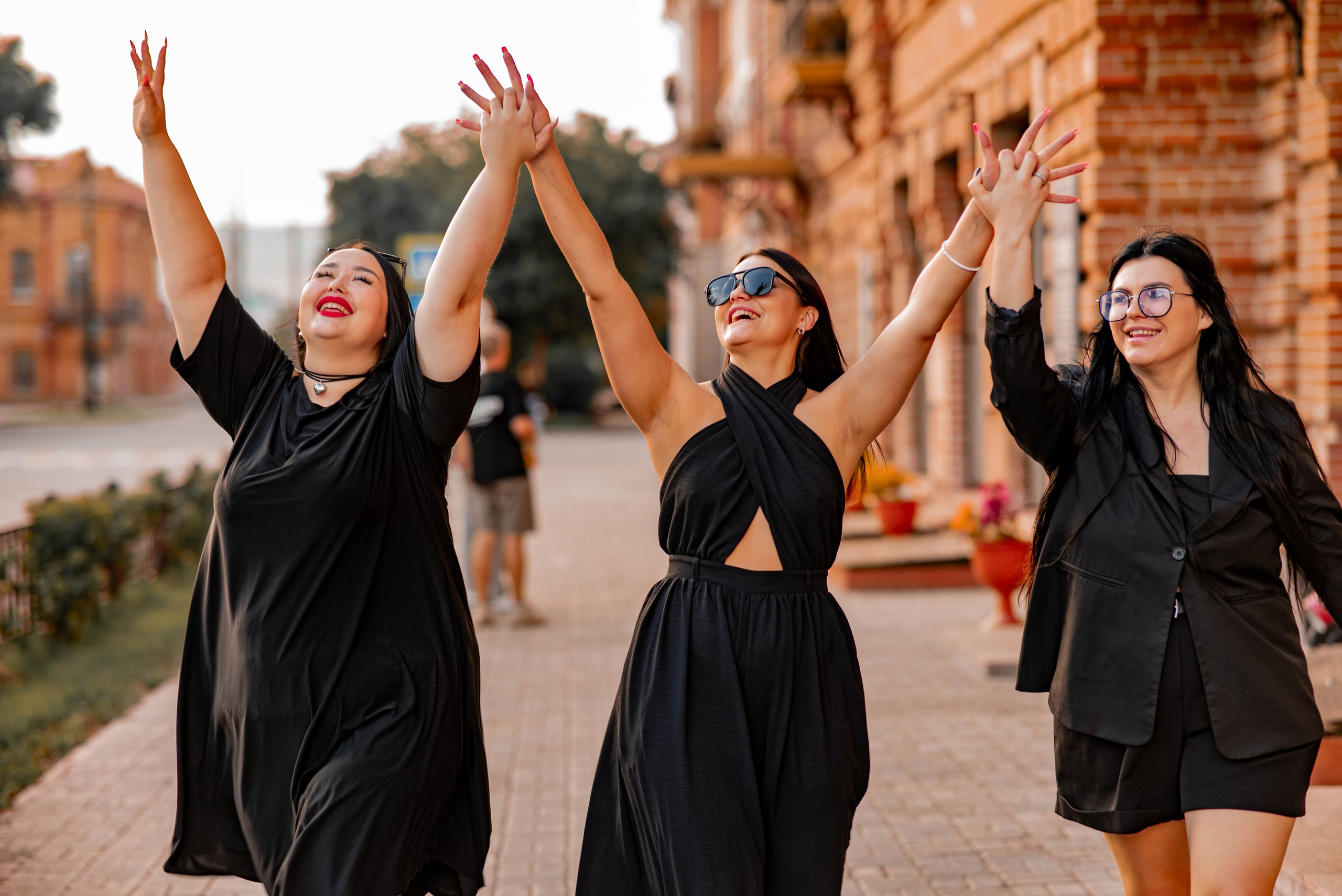 Летняя фотосессия в Минусинске около дома Вильнера: женственность в деталях. Семейный и свадебный фотограф в Абакане Юлия Су