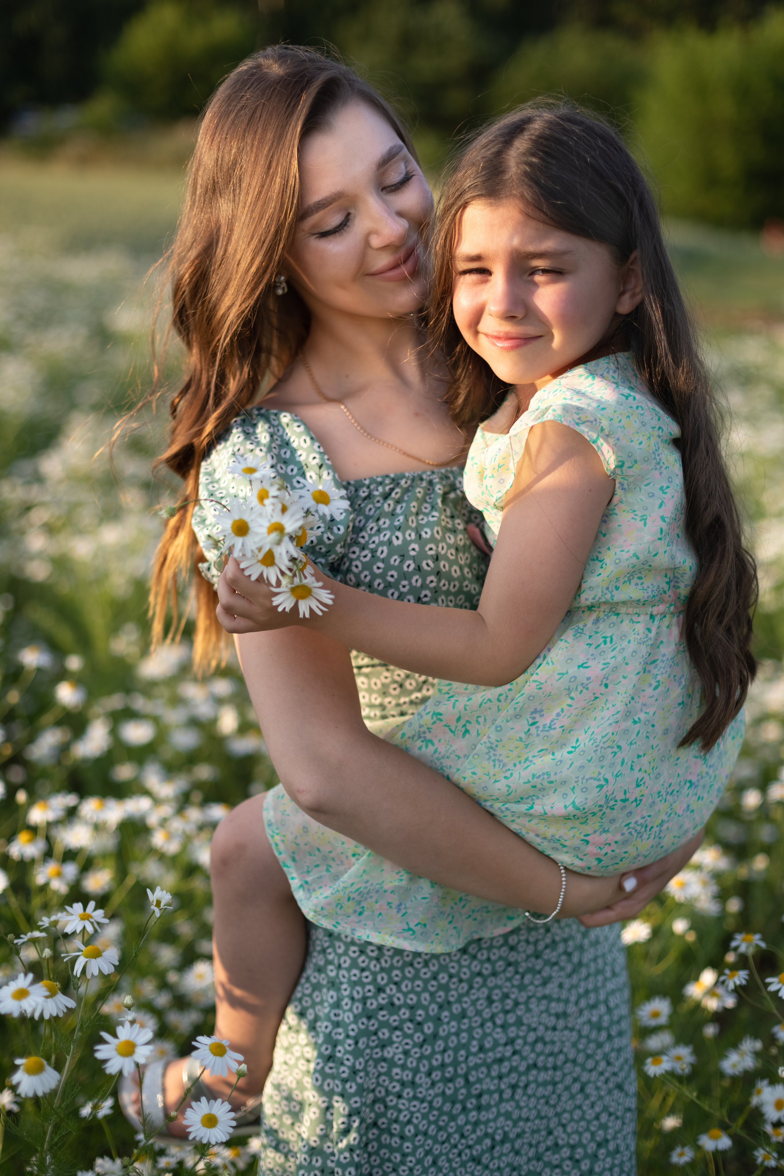 Мария и София фотосъёмка в поле с ромашками. Семейный и детский фотограф в Ногинске