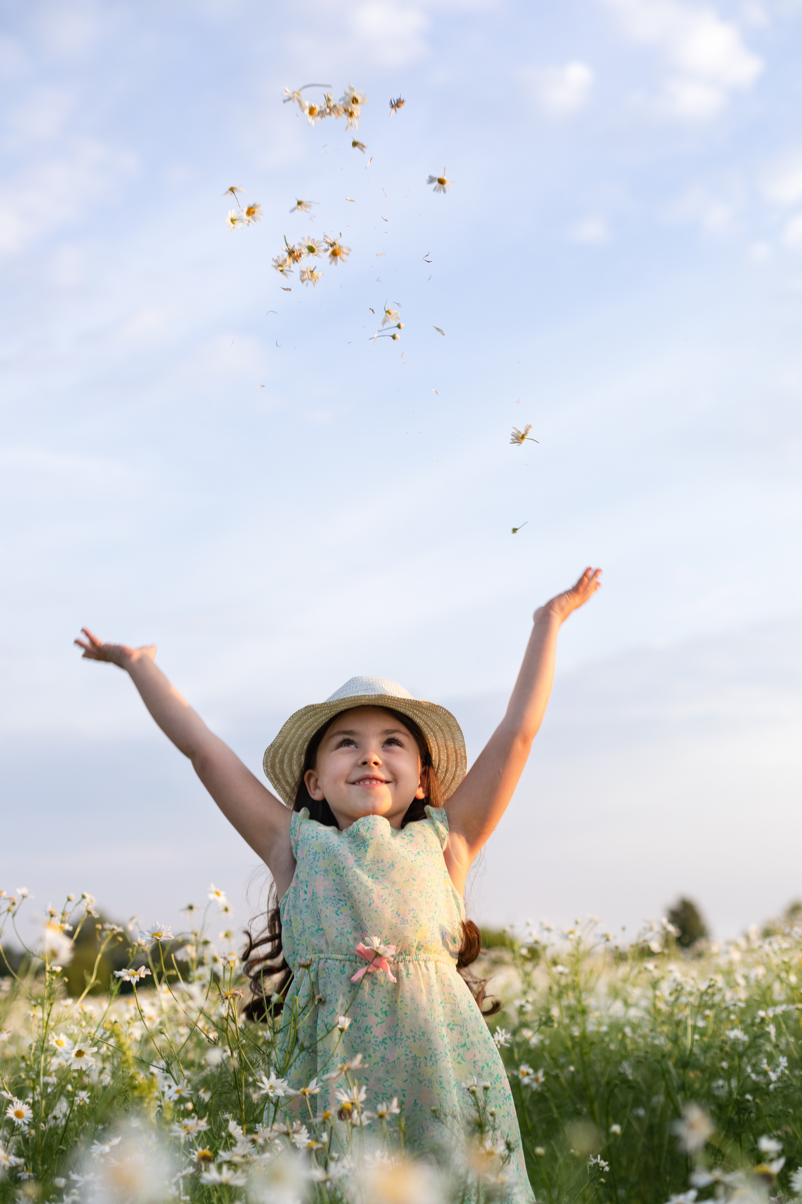 Мария и София фотосъёмка в поле с ромашками. Семейный и детский фотограф в Ногинске