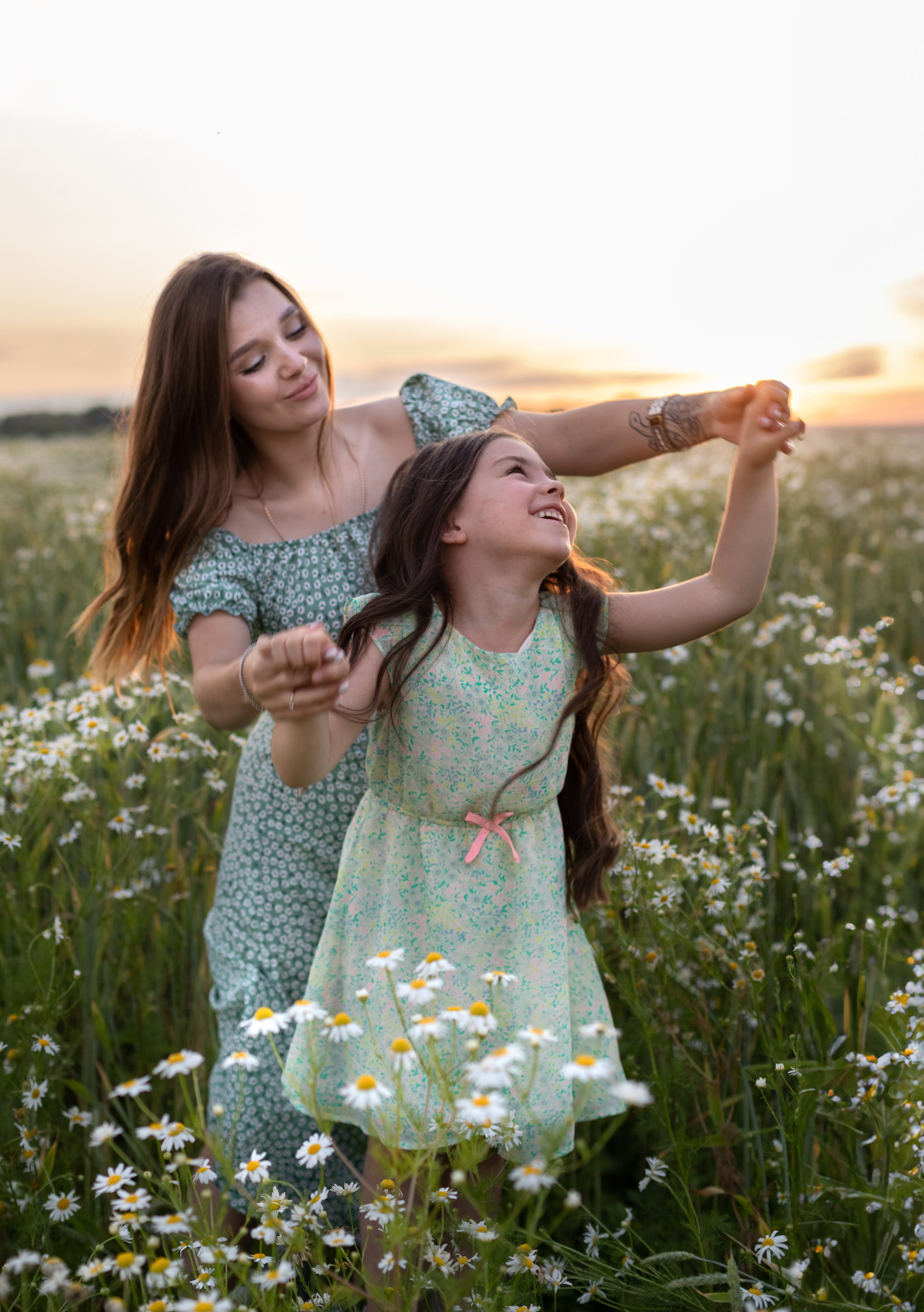 Мария и София фотосъёмка в поле с ромашками. Семейный и детский фотограф в Ногинске