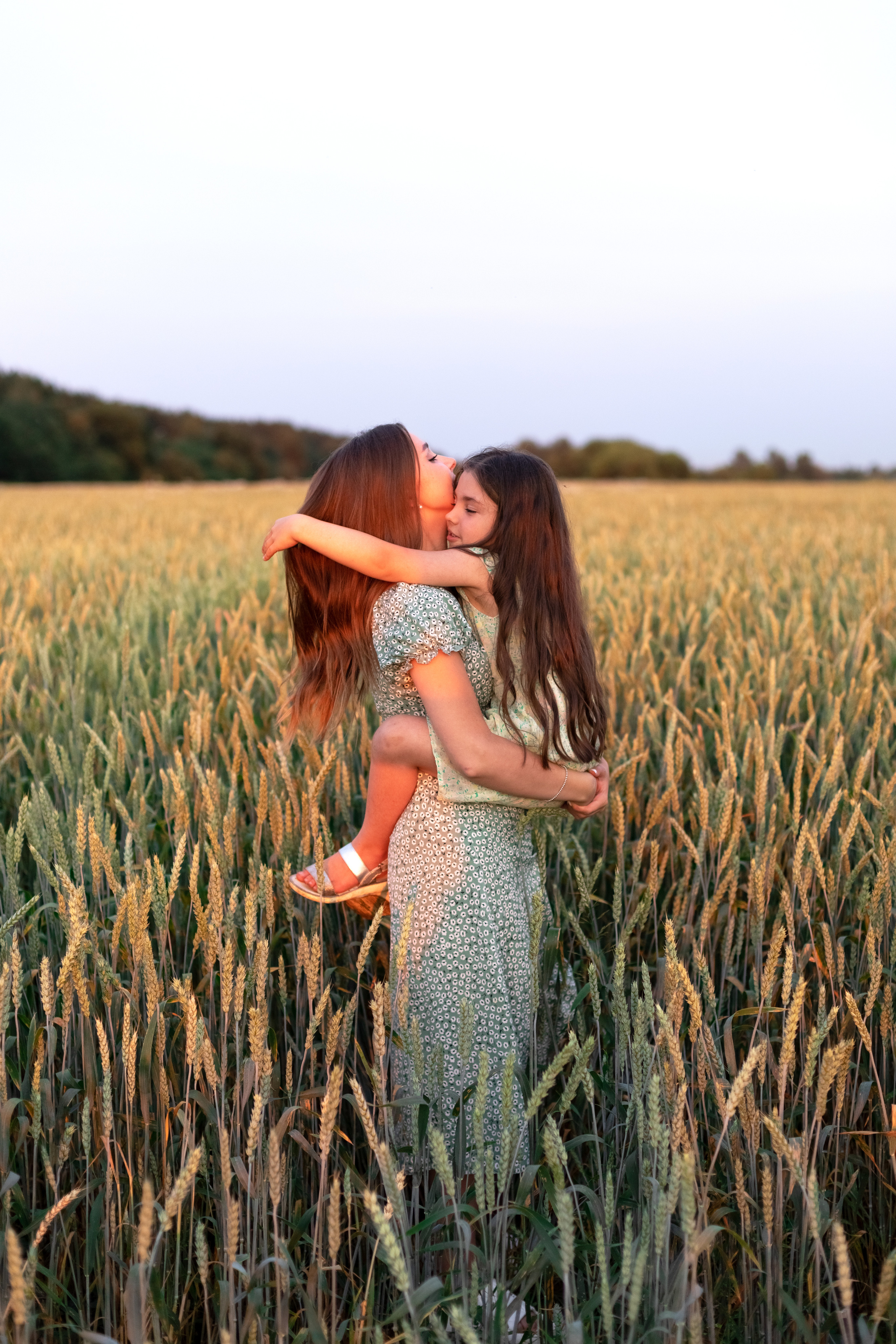 Мария и София фотосъёмка в поле с ромашками. Семейный и детский фотограф в Ногинске