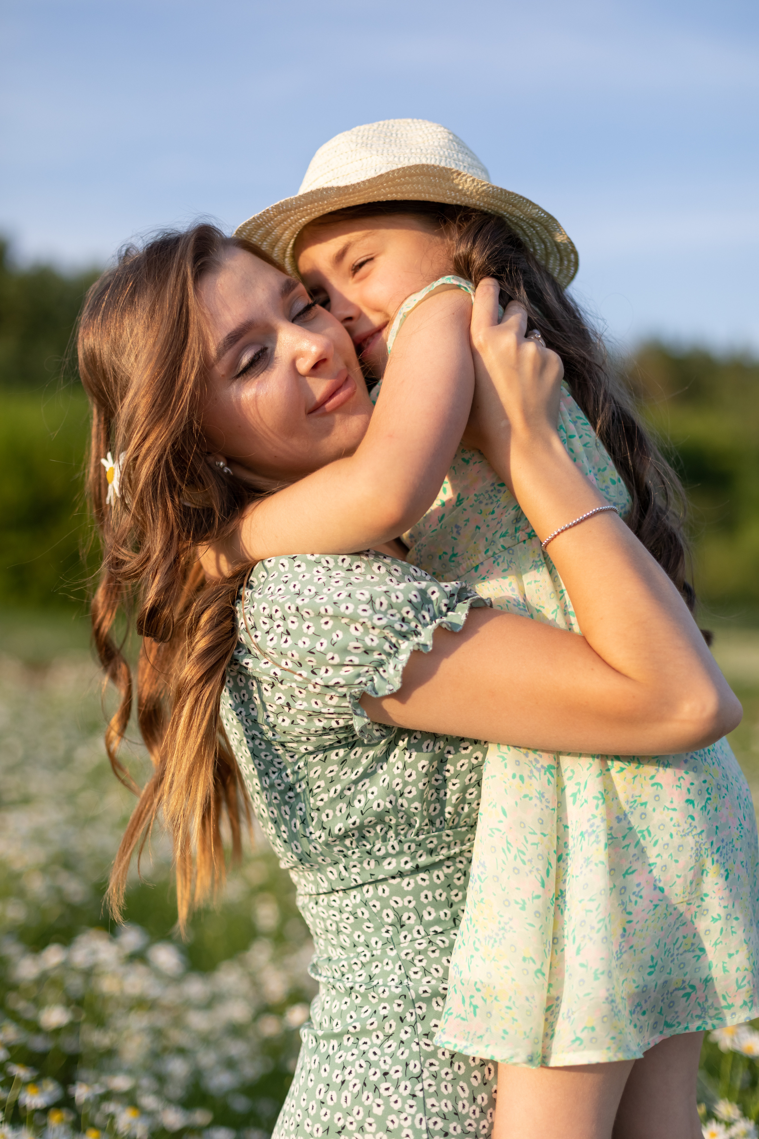 Мария и София фотосъёмка в поле с ромашками. Семейный и детский фотограф в Ногинске