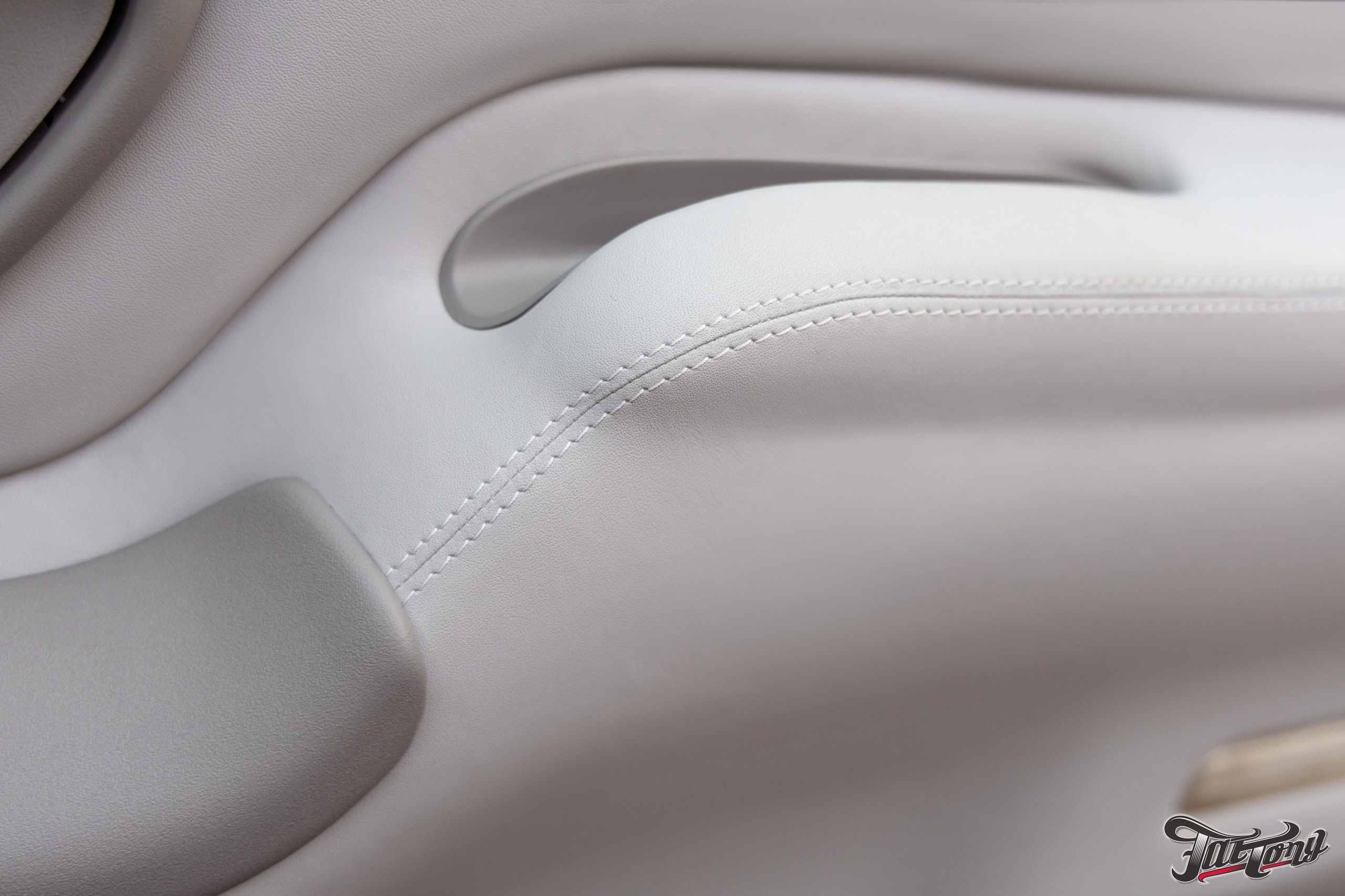 Chevrolet Tahoe I ремонт по кузову и окрас, пошив салона. DeLorein