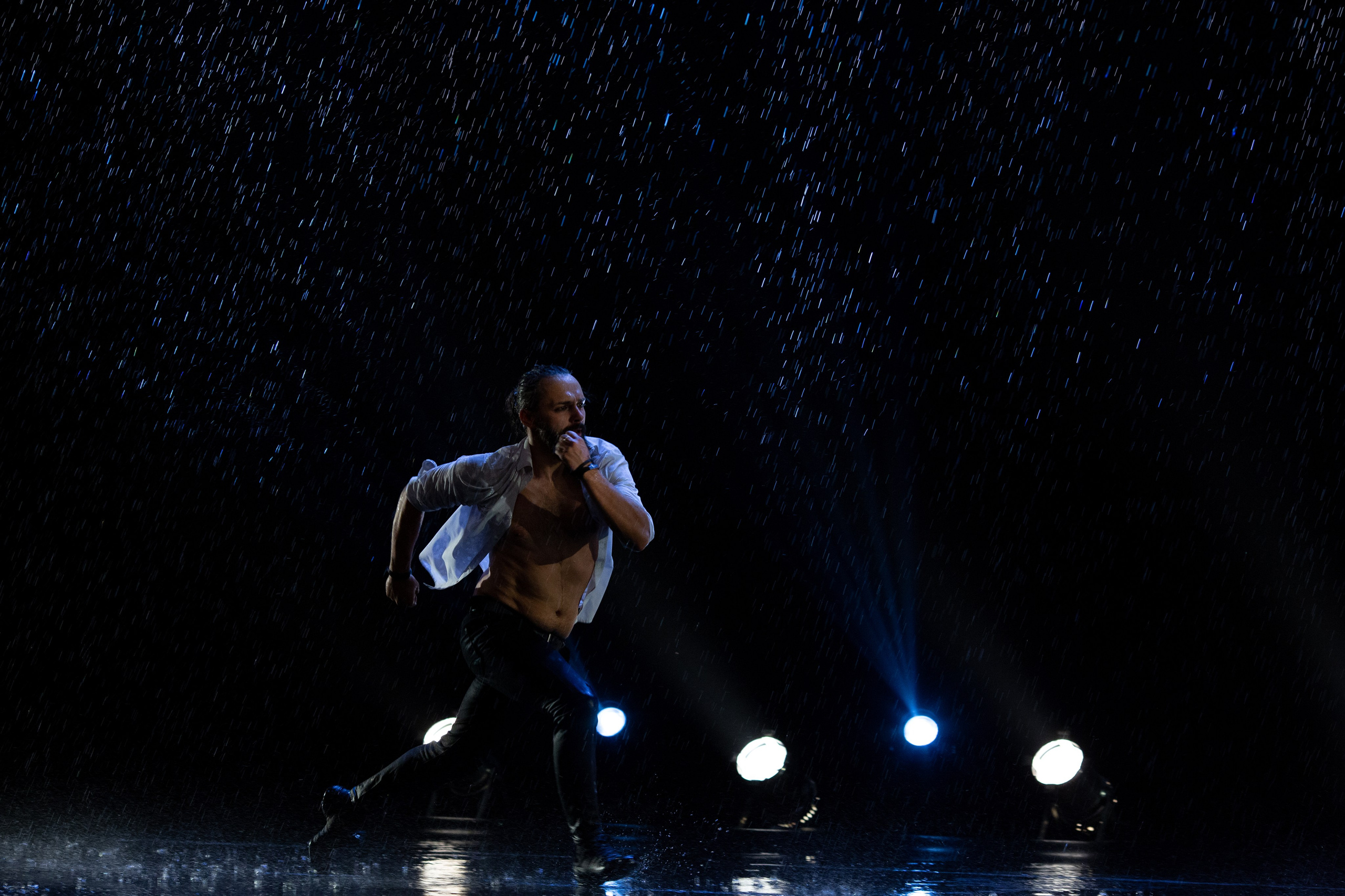 Искушение. Танец под дождём. Фотограф Антонина Свешникова. ВЫПУСКНЫЕ ФОТОКНИГИ для детских садов и школ. Москва, Владимир